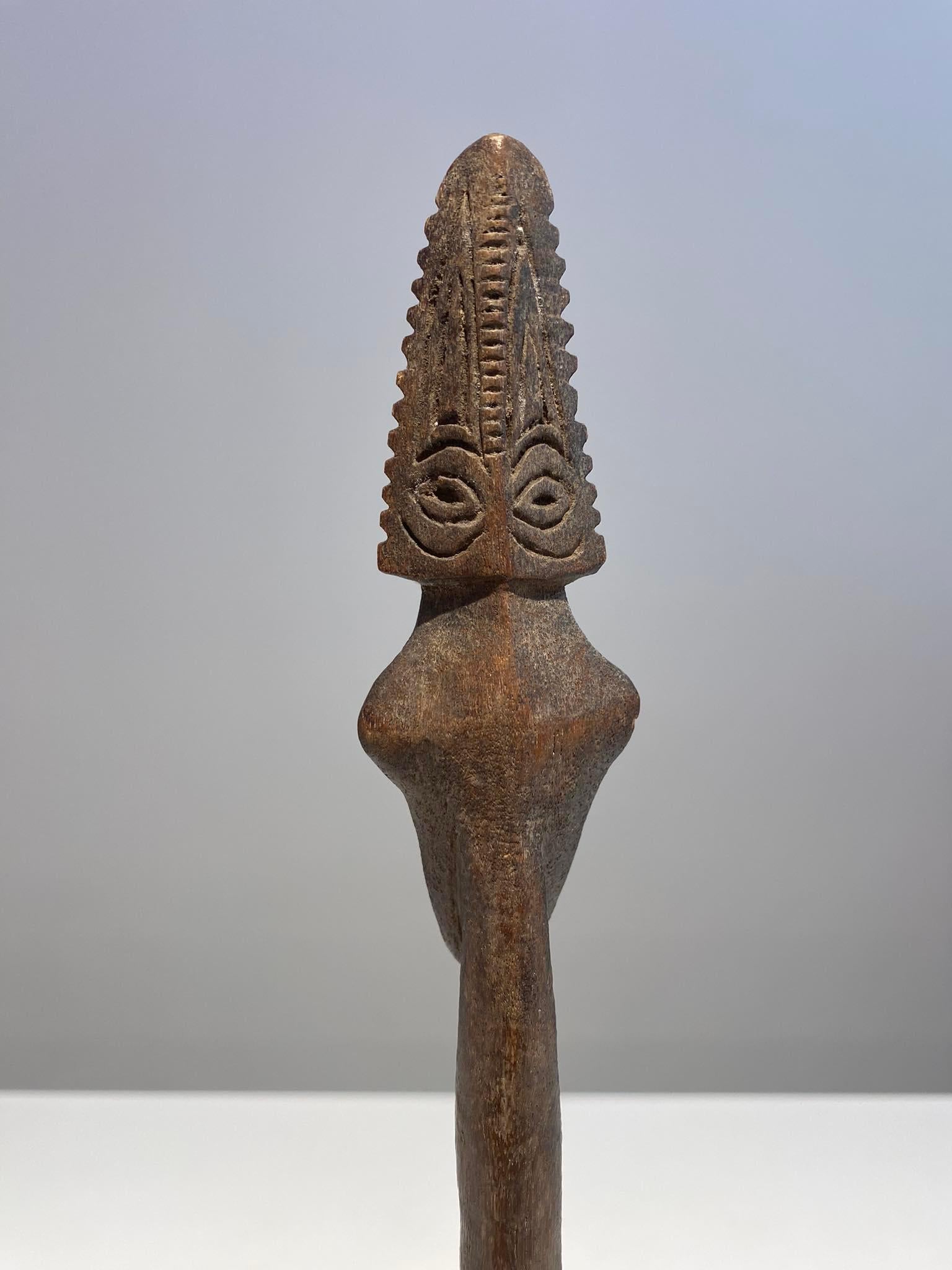 Antique and exceptional spoon of the Murik Lakes or Schouten Island , Mouth Of The Lower Sepik / Ramu Papua New Guinea

Available @ art Gallery Decoster Belgium
A lovely patina and traces of use.
Length: 30 cm
Very good condition
Exceptional piece