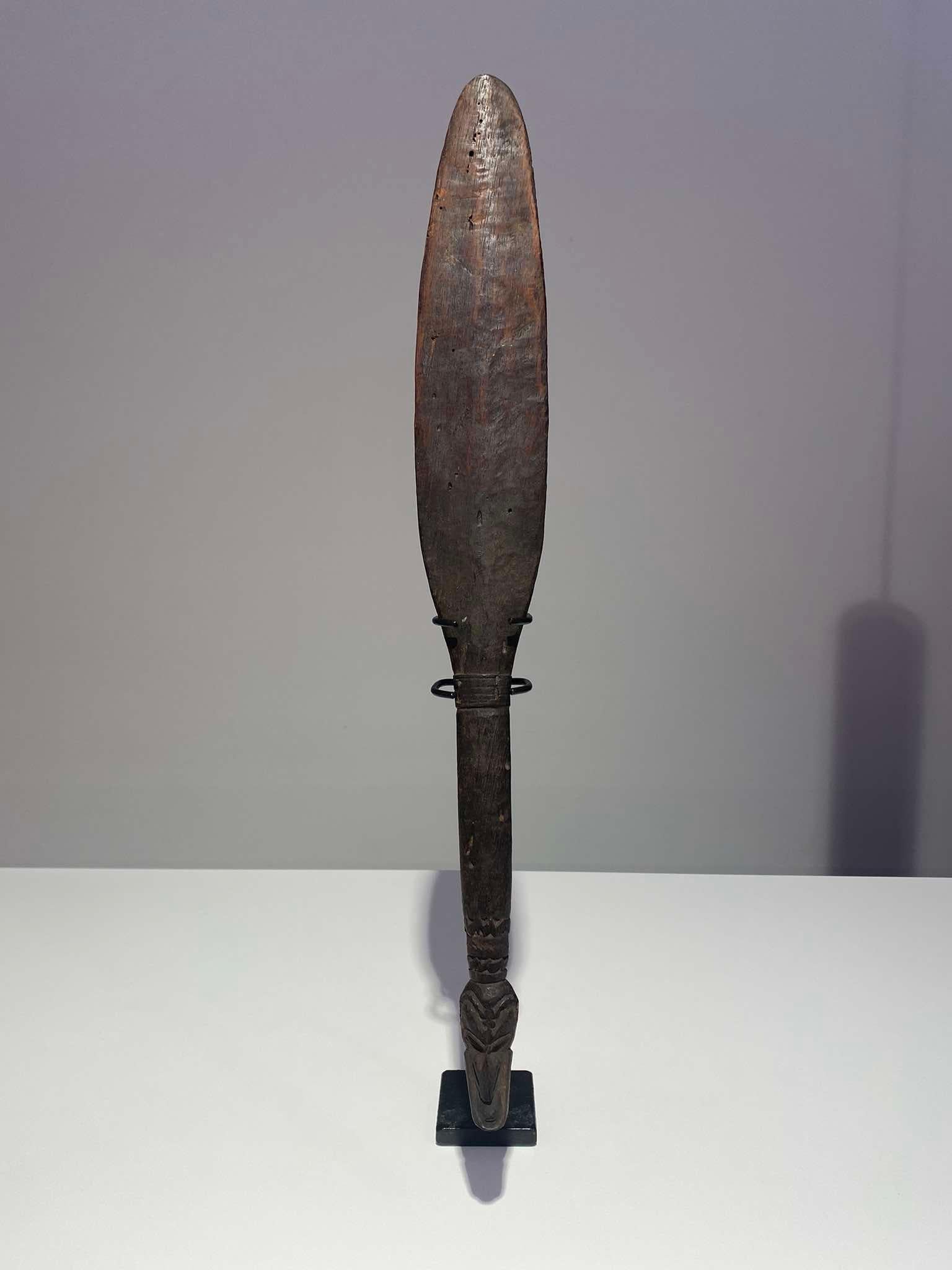Antique and exceptional spoon of the Murik Lakes or Schouten Island , Mouth Of The Lower Sepik / Ramu Papua New Guinea

Available @ art Gallery Decoster Belgium
A lovely patina and traces of use.
Length: 46 cm
Very good condition
Exceptional piece