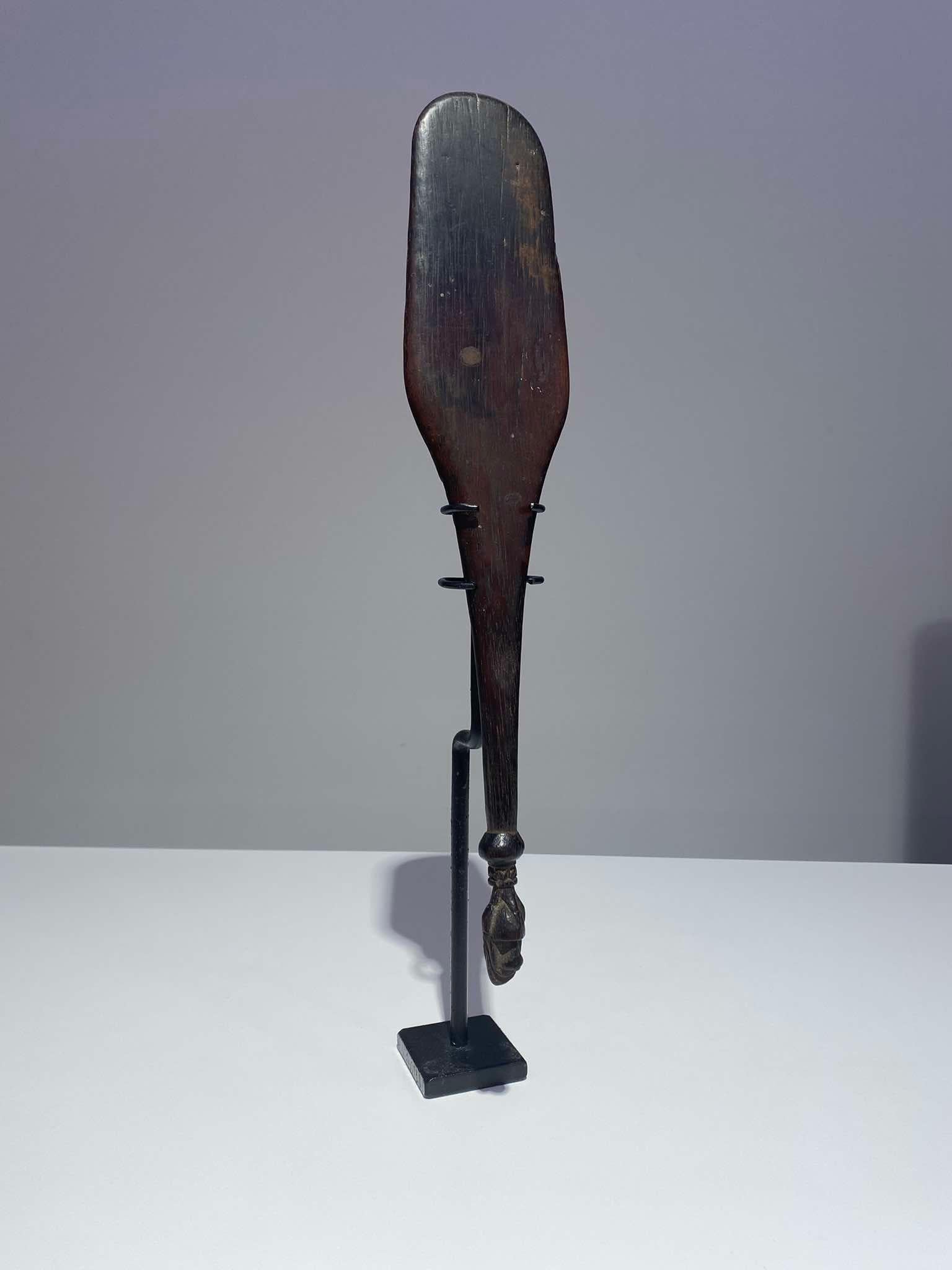 Antique and exceptional spoon of the Murik Lakes or Schouten Island , Mouth Of The Lower Sepik / Ramu Papua New Guinea

Available @ art Gallery Decoster Belgium
A lovely patina and traces of use.
Length: 38 cm
Very good condition
Exceptional piece