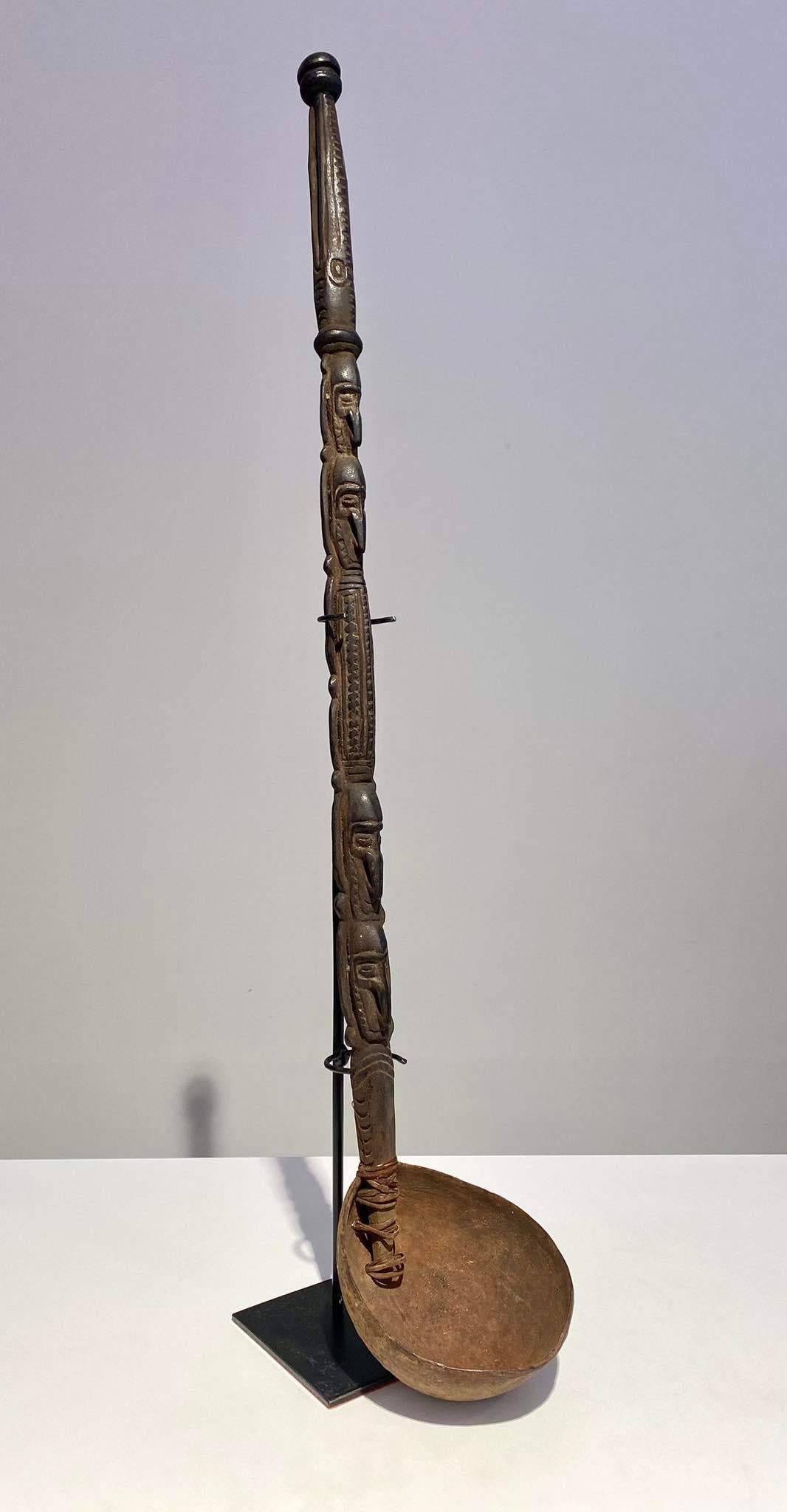 Antico ed eccezionale mestolo / cucchiaio dei laghi Murik o dell'isola Schouten, bocca del Basso Sepik / Ramu Papua Nuova Guinea
Una bella patina e tracce d'uso.
Lunghezza: 73 cm
Ottime condizioni
Pezzo eccezionale e di qualità museale (vedi