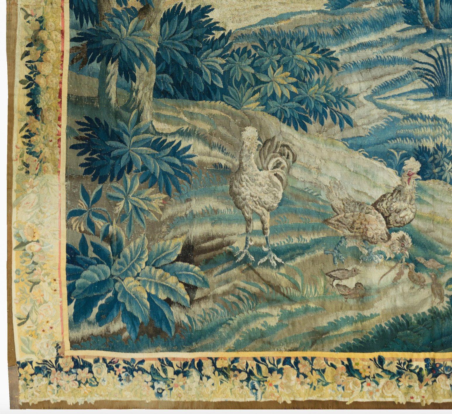 Tissé à la main Tapisserie ancienne carrée flamande du 18ème siècle de paysage vert verdure avec oiseaux en vente