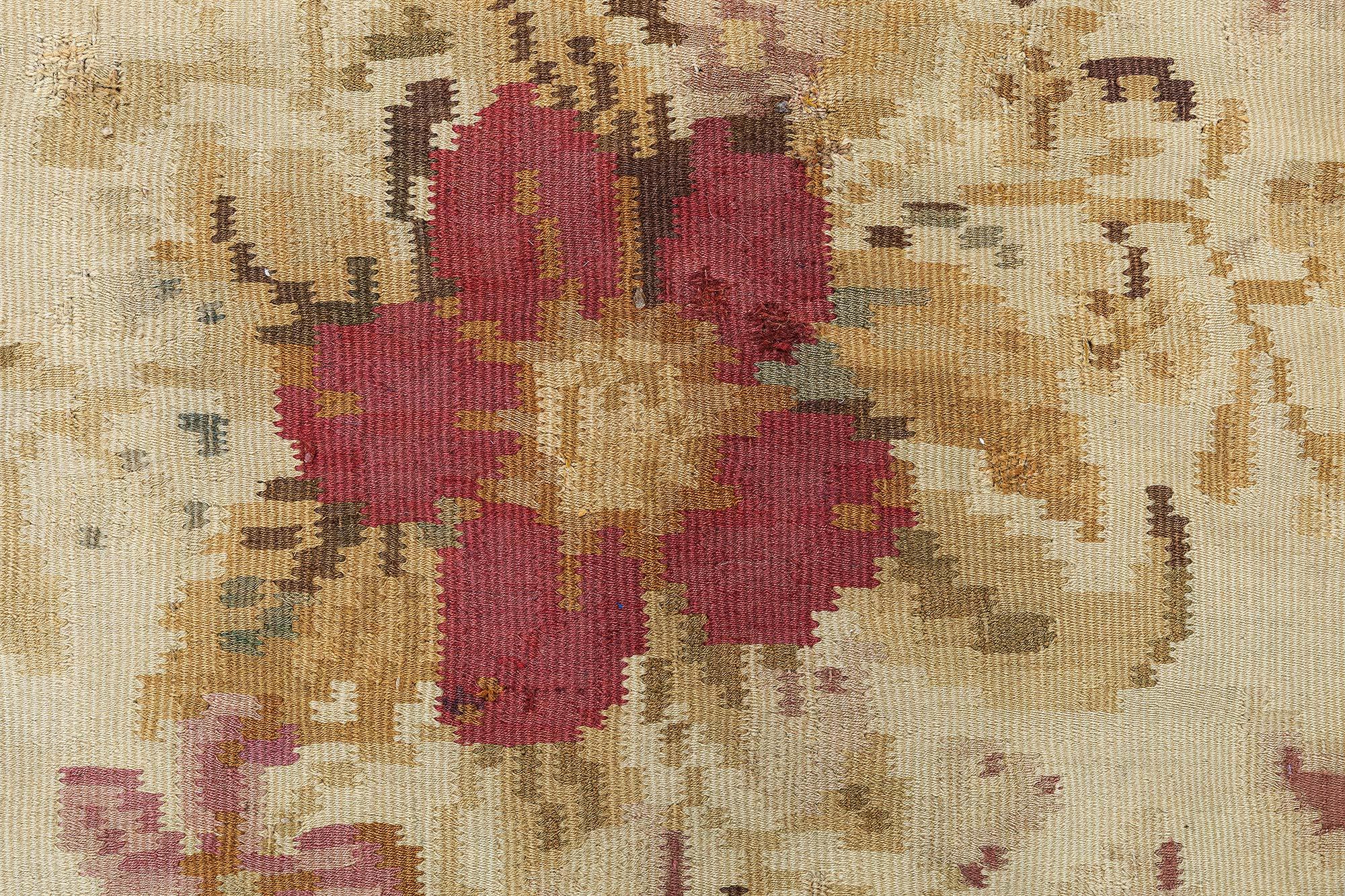 Antiker quadratischer bessarabischer Teppich Doris Leslie Blau im Zustand „Gut“ im Angebot in New York, NY