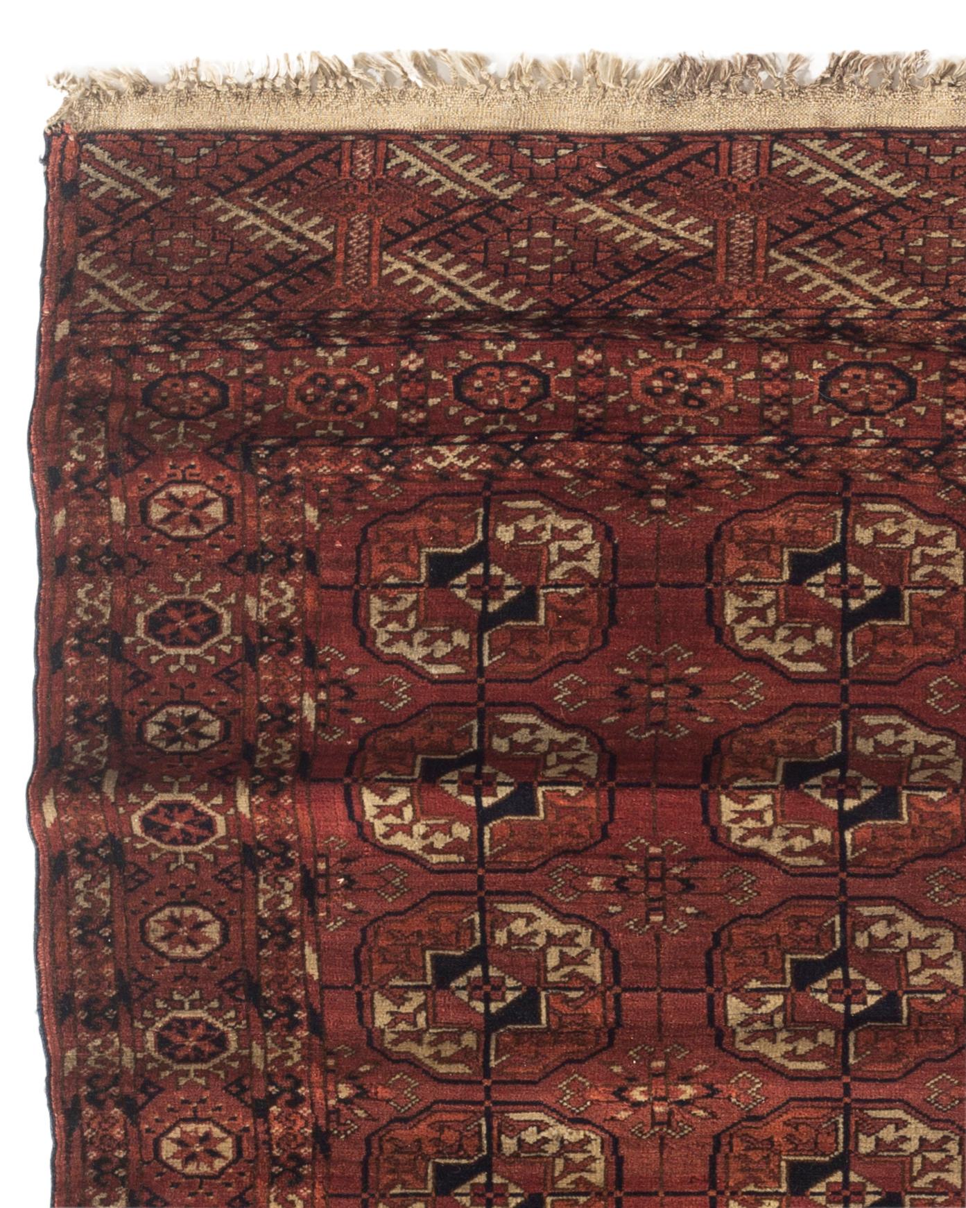Tapis ancien de Bokhara, vers 1890. Les tapis Bokara ou Bokhara portent le nom de la ville où ils ont été vendus. Ces tapis ont été fabriqués par des tribus Turkomanes, et ce sont ces tisserands qui ont donné au tapis son design distinctif. À la fin
