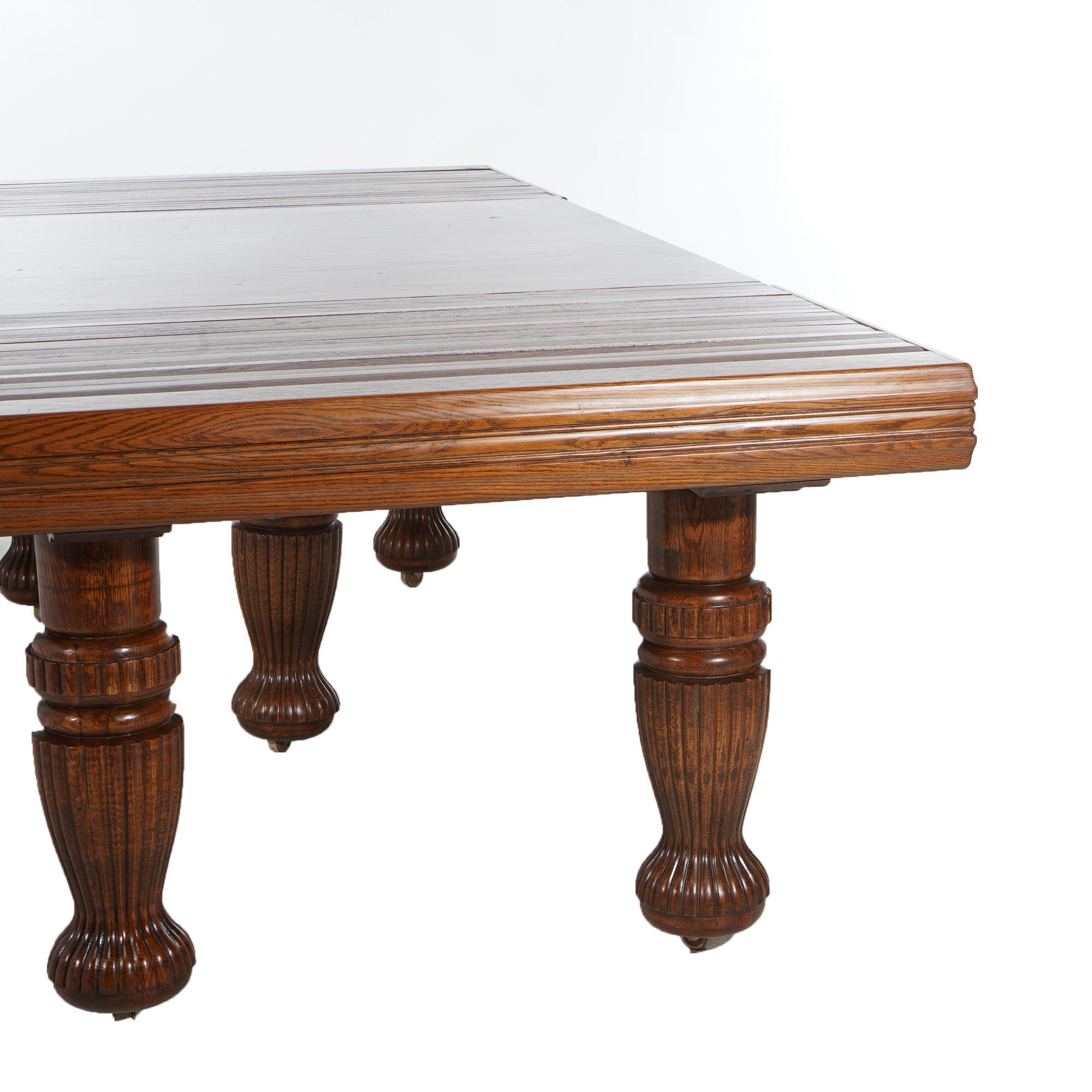 Chêne Ancienne table de salle à manger carrée à rallonge pliante en chêne sculpté C1900 en vente