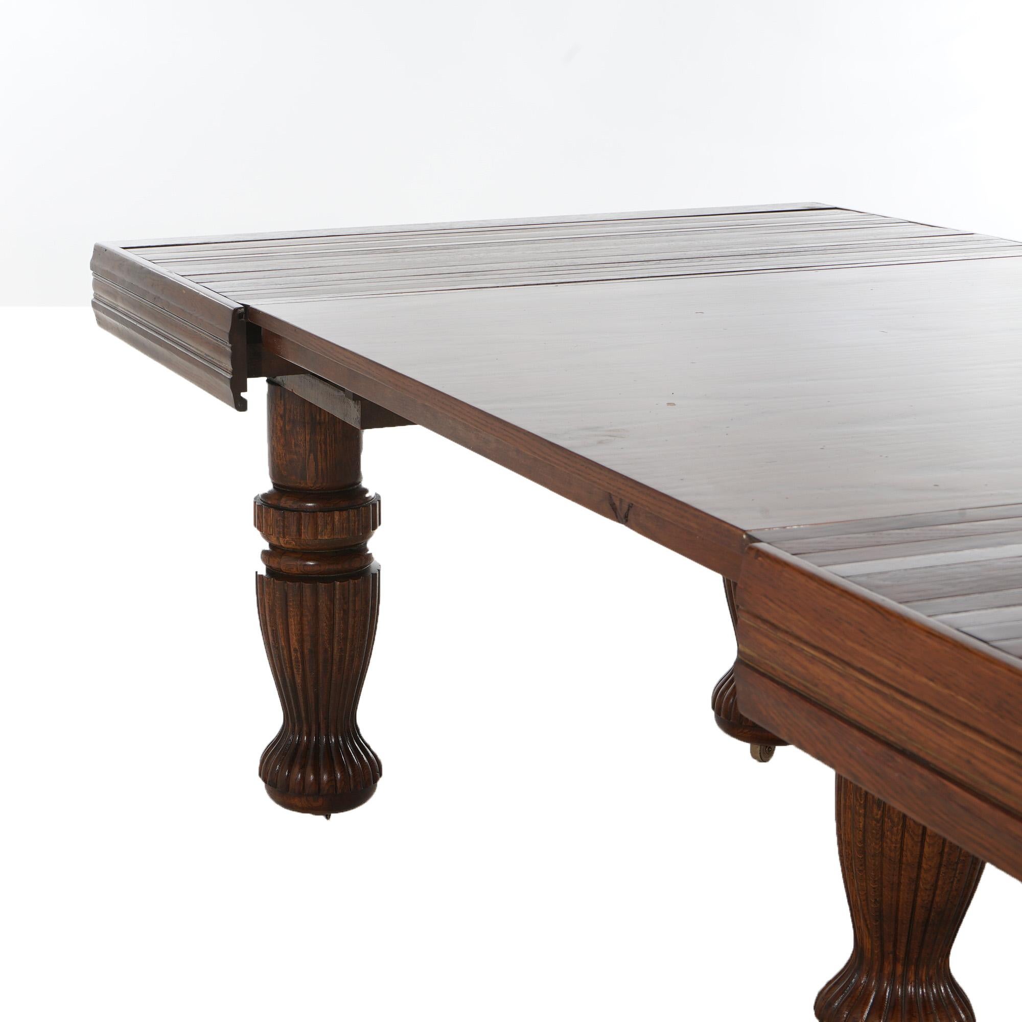 Ancienne table de salle à manger carrée à rallonge pliante en chêne sculpté C1900 en vente 1
