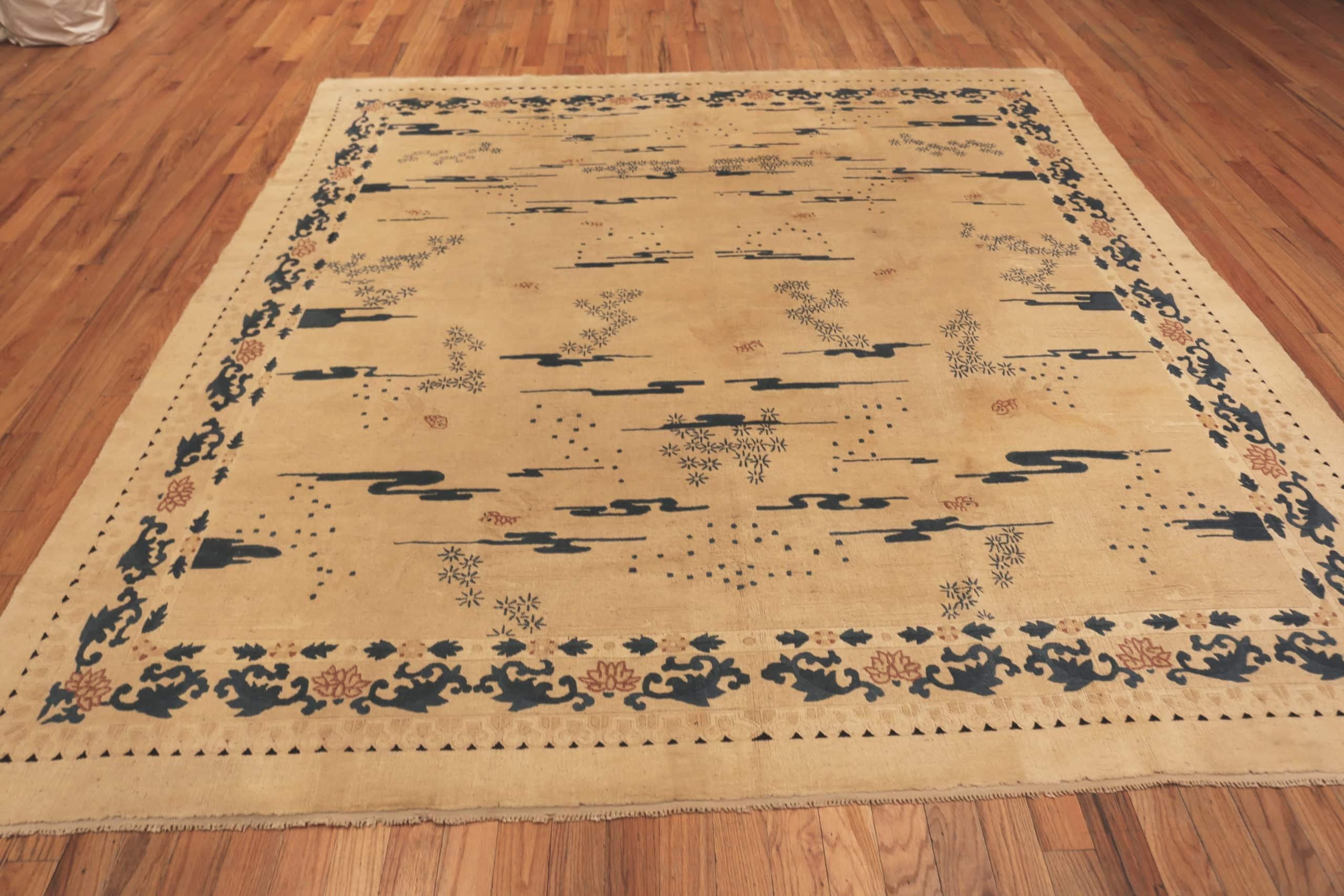 Tappeto cinese quadrato antico, Paese d'origine / tipo di tappeto: Cina, Data di fabbricazione: 1910. Dimensioni: 9 ft 2 in x 9 ft 4 in (2,79 m x 2,84 m)
 
