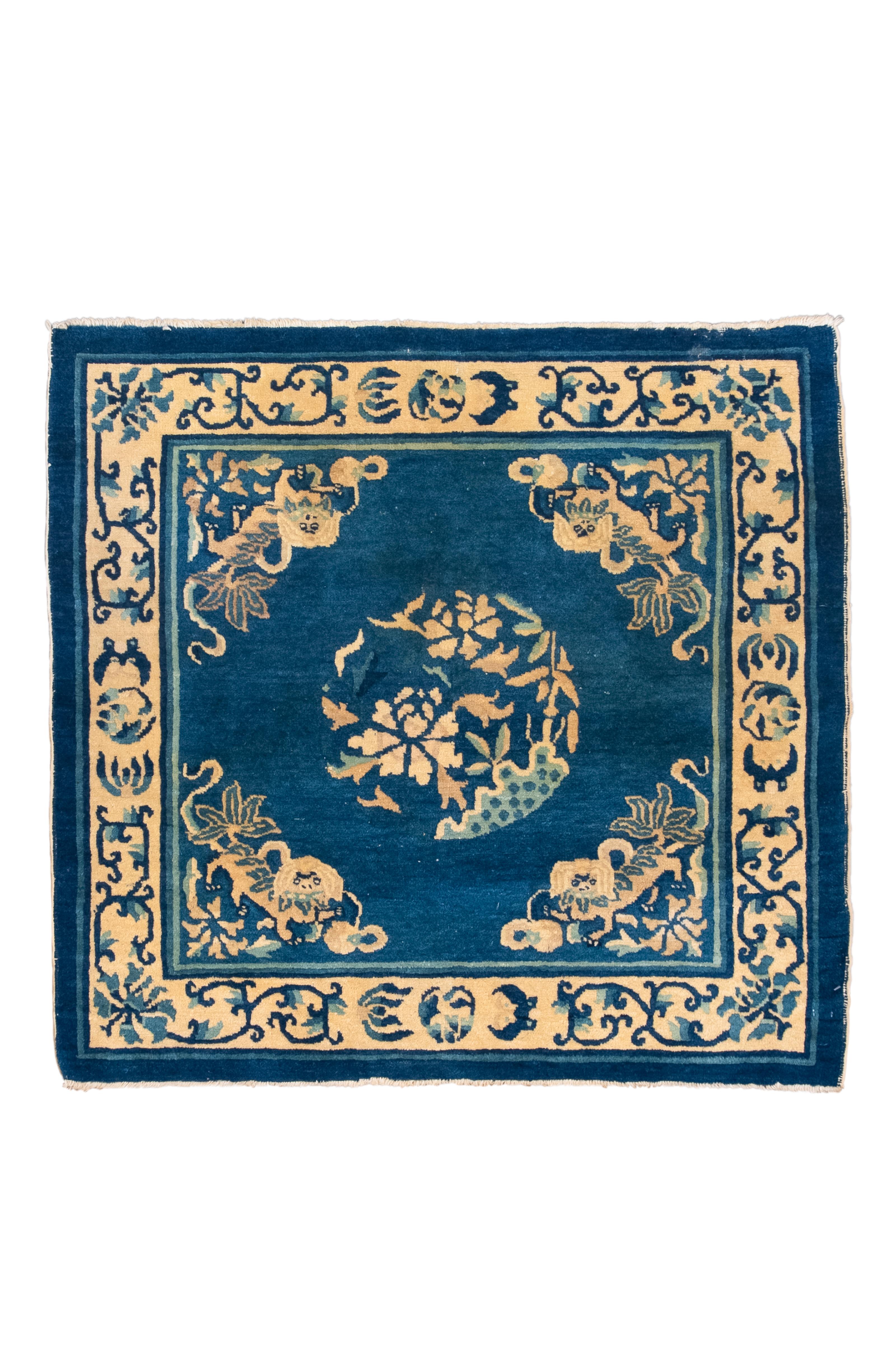 Dieser um 1900 gefertigte rechteckige chinesische Teppich (3x3) haucht dem traditionellen Medaillonmuster mit seinen bezaubernden Farben Castlerock und Golden Apricot neues Leben ein. Zarte Blumenmotive verflechten sich mit majestätischen
