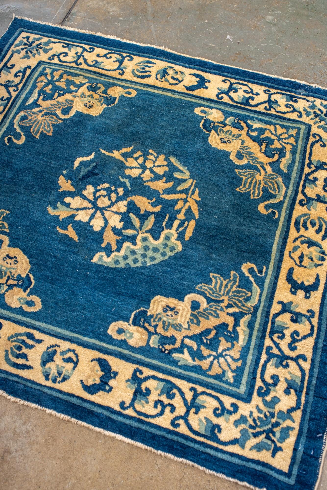 Antiker quadratischer chinesischer Teppich mit Blumenmotiv und Löwensymbolen, Anfang 1900er Jahre (Chinesisch) im Angebot