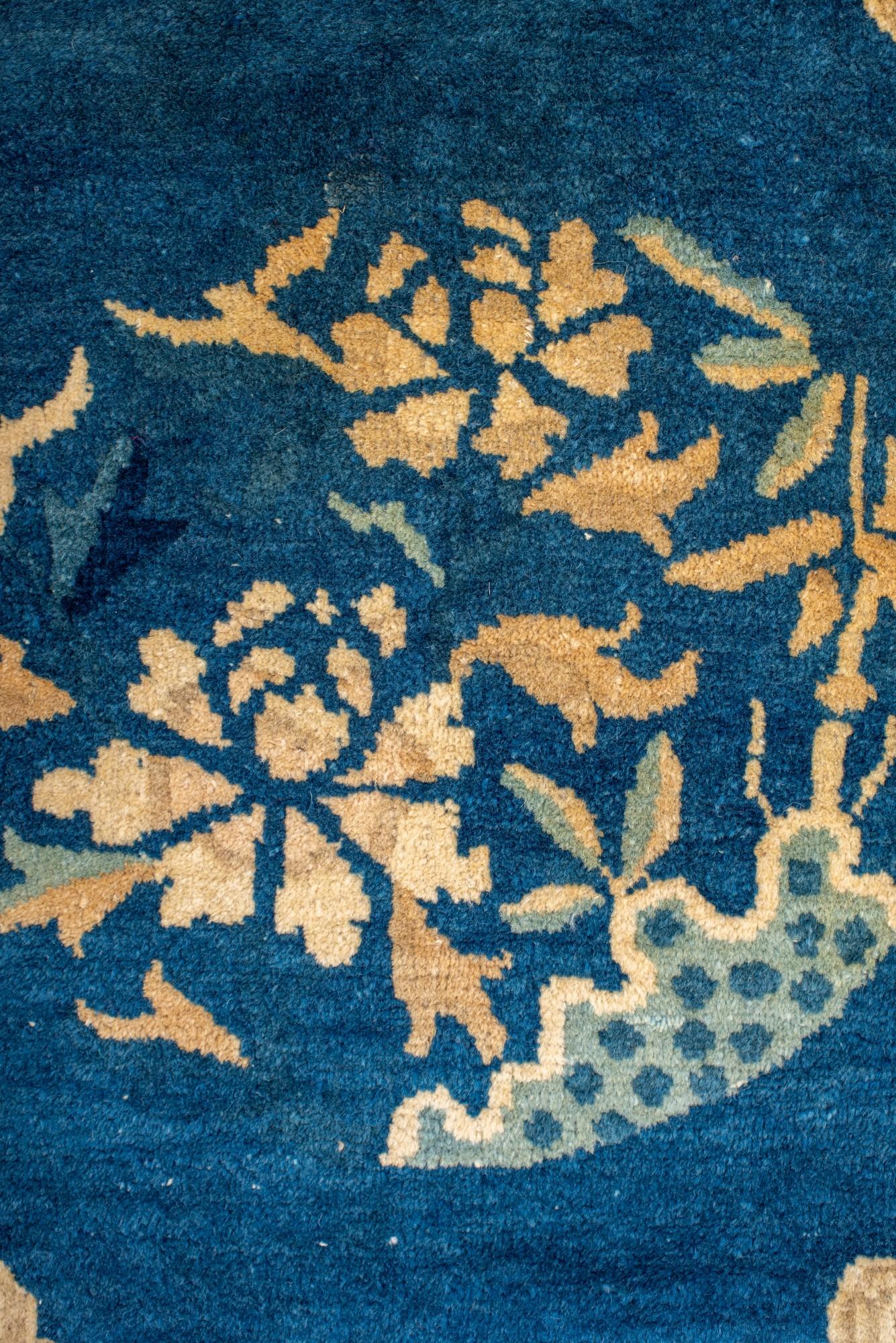 Antiker quadratischer chinesischer Teppich mit Blumenmotiv und Löwensymbolen, Anfang 1900er Jahre (Handgeknüpft) im Angebot