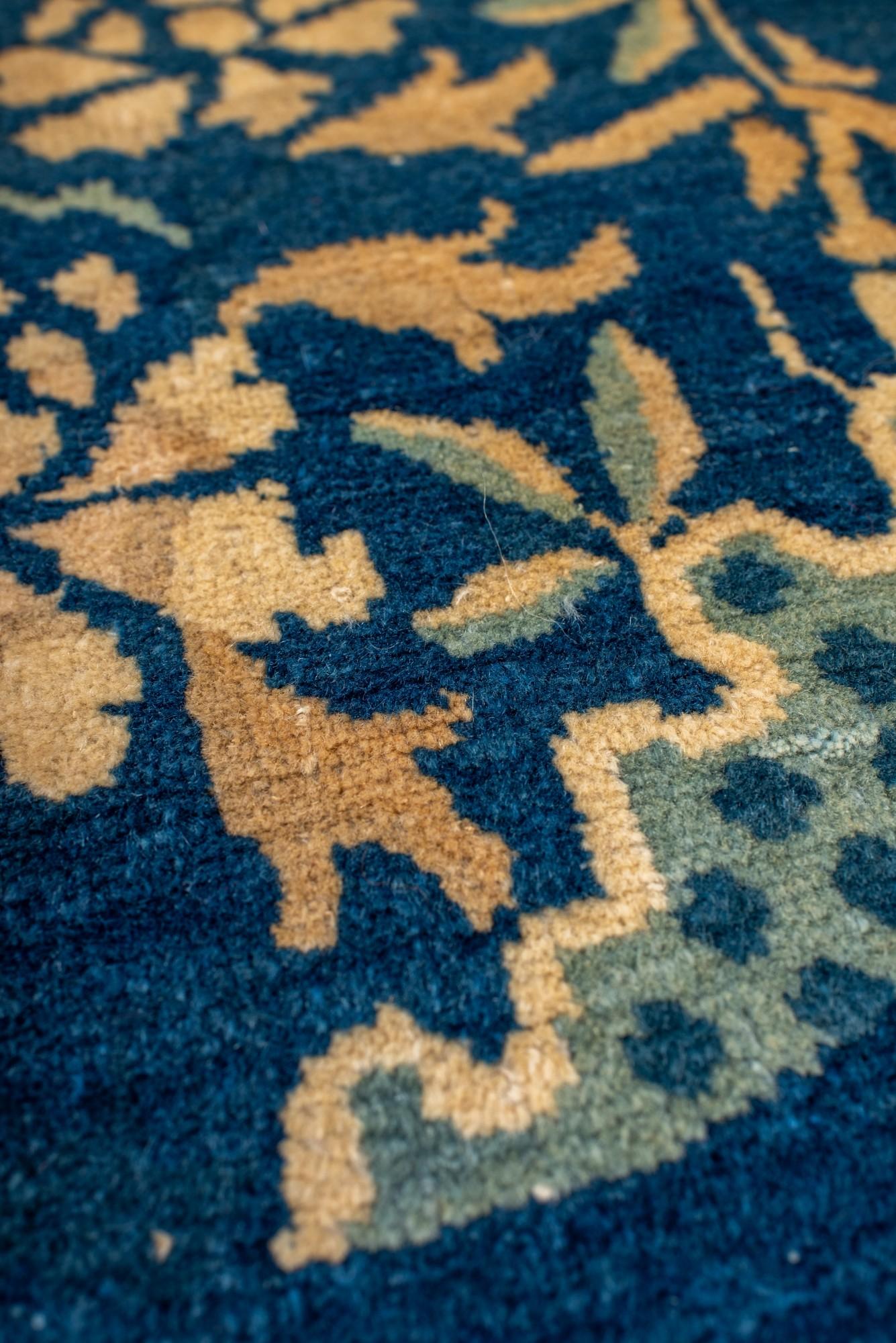 Antiker quadratischer chinesischer Teppich mit Blumenmotiv und Löwensymbolen, Anfang 1900er Jahre im Zustand „Gut“ im Angebot in New York, NY