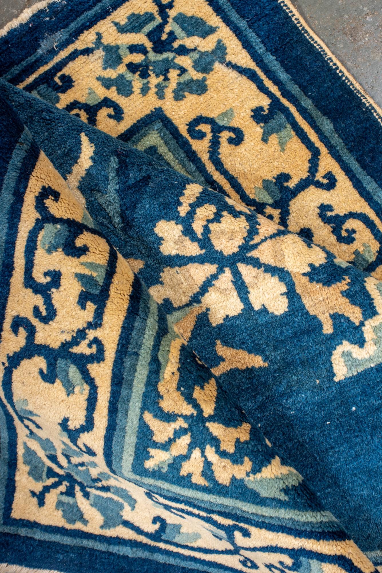 Antiker quadratischer chinesischer Teppich mit Blumenmotiv und Löwensymbolen, Anfang 1900er Jahre (Wolle) im Angebot