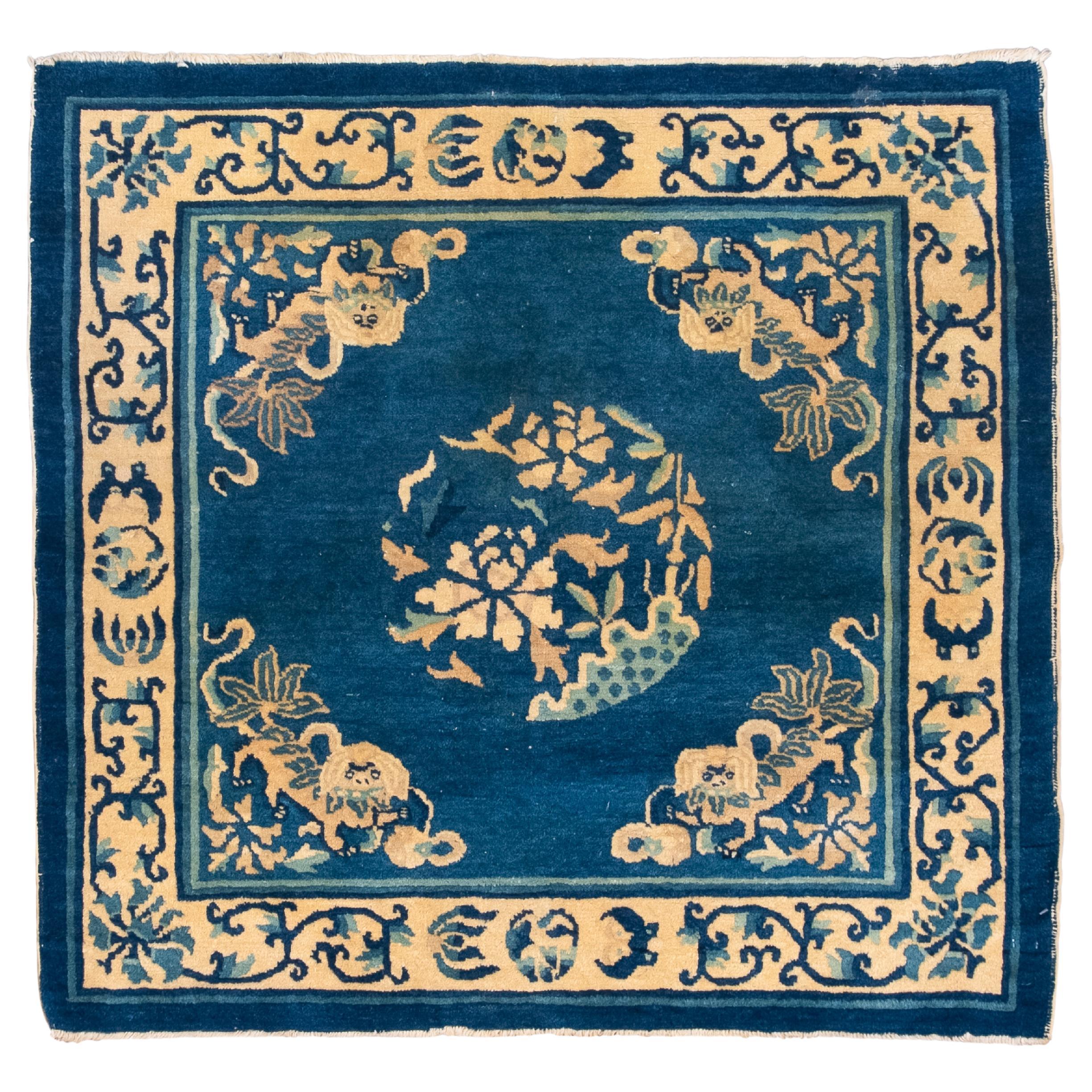 Tapis chinois carré à motifs floraux et symboles de lion, début des années 1900