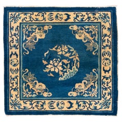 Tapis chinois carré à motifs floraux et symboles de lion, début des années 1900