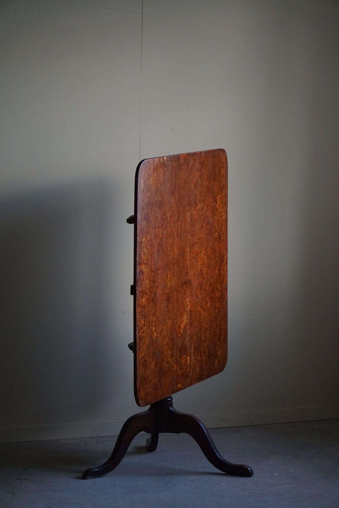 Art déco Table pliante carrée ancienne en bois de ronce, Handcraft en Suède, 19e siècle en vente