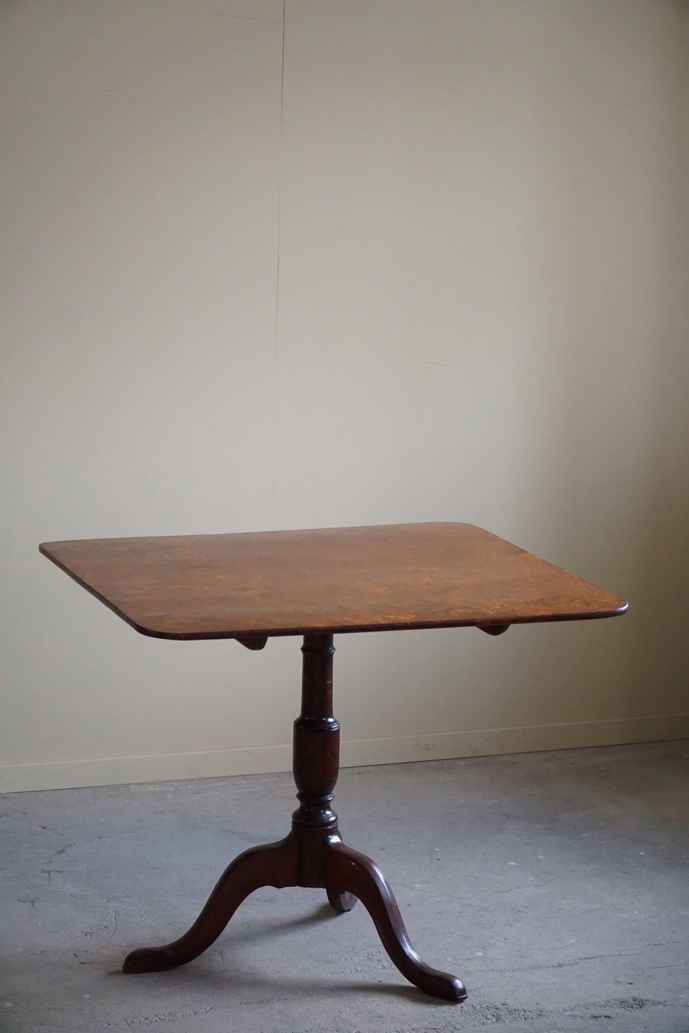 XIXe siècle Table pliante carrée ancienne en bois de ronce, Handcraft en Suède, 19e siècle en vente