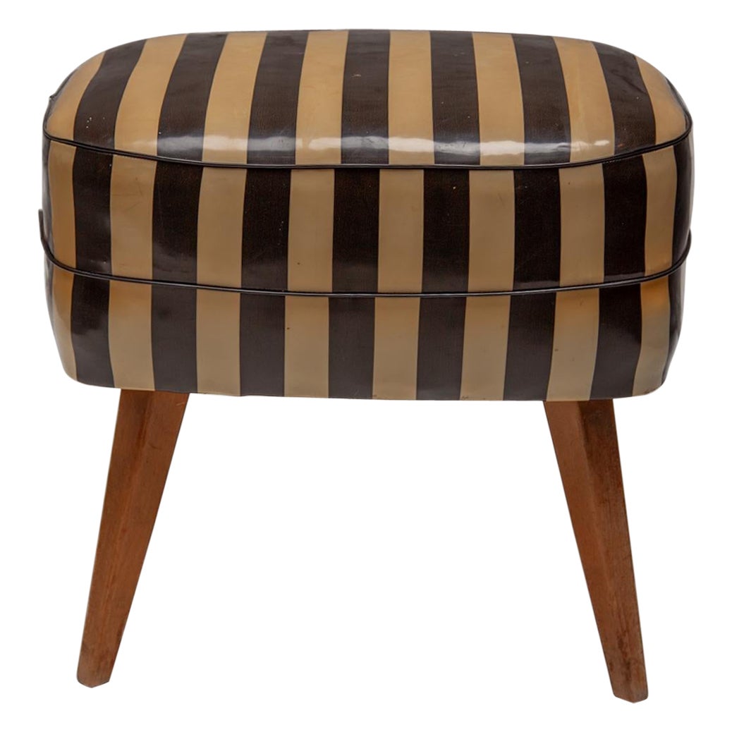 Antique French country footstool, sgabello hocker in ecopelle rivestito in bianco e nero!
Pouf quadrato in ecopelle colorata bianca e nera nello stile di Dunbar. La struttura in legno marrone è realizzata in legno di frutta. Tutto in buone