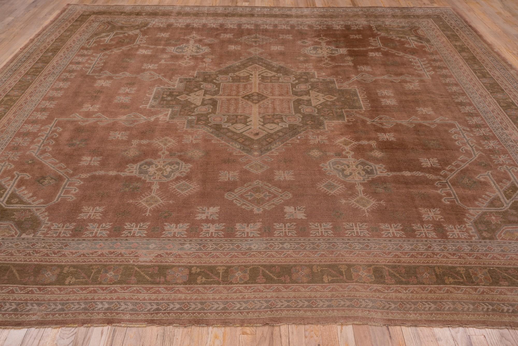 Antiker quadratischer Oushak-Teppich, rosa Feld (Türkisch) im Angebot