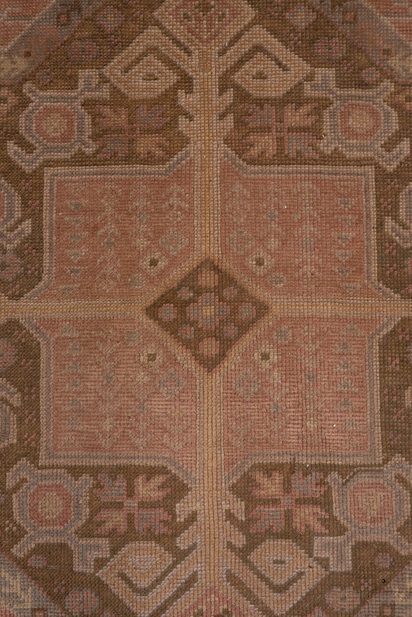 Antiker quadratischer Oushak-Teppich, rosa Feld (Handgeknüpft) im Angebot