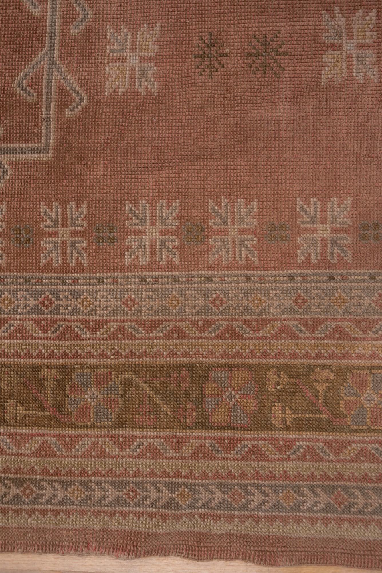 Antiker quadratischer Oushak-Teppich, rosa Feld im Zustand „Gut“ im Angebot in New York, NY
