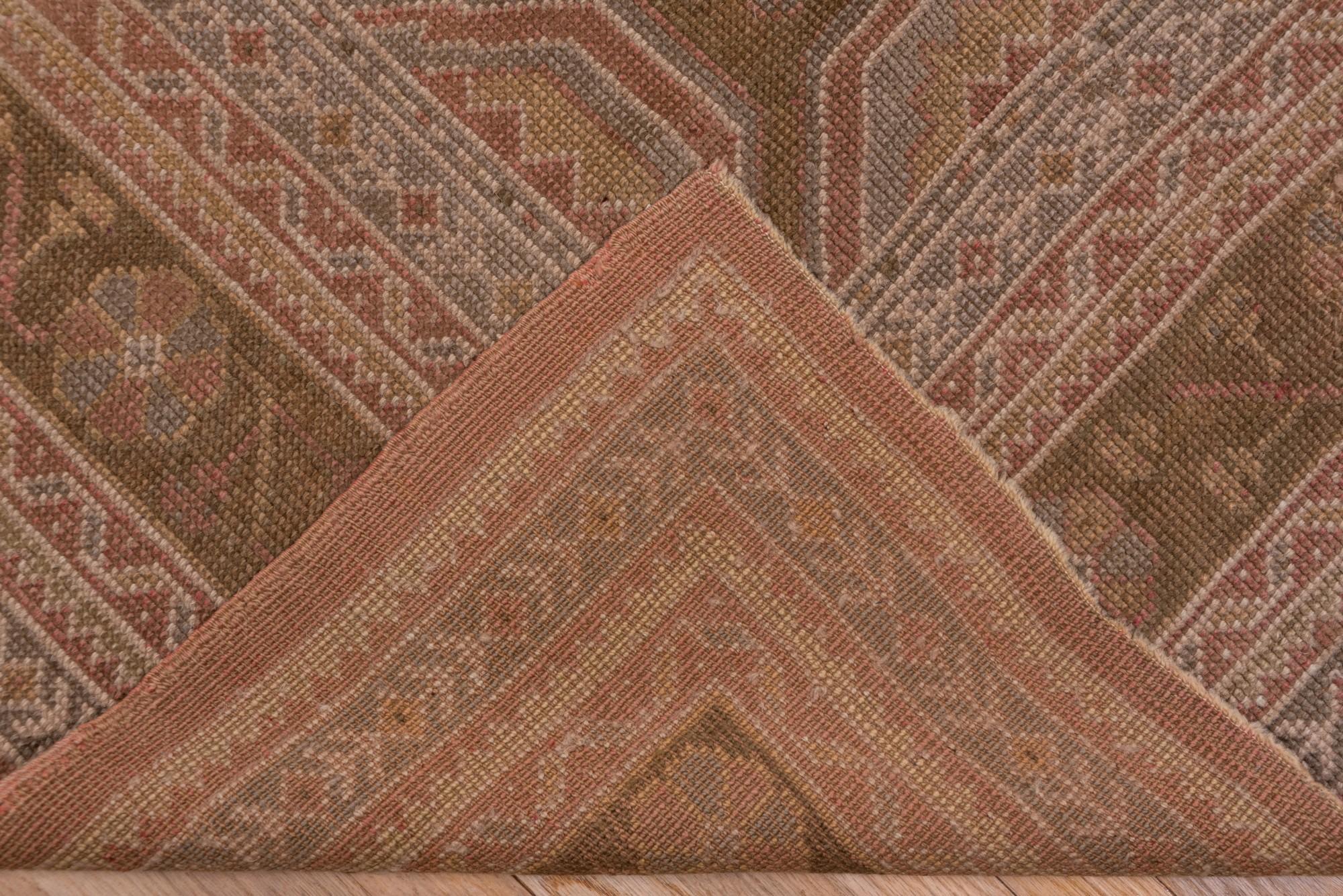 Antiker quadratischer Oushak-Teppich, rosa Feld (Wolle) im Angebot