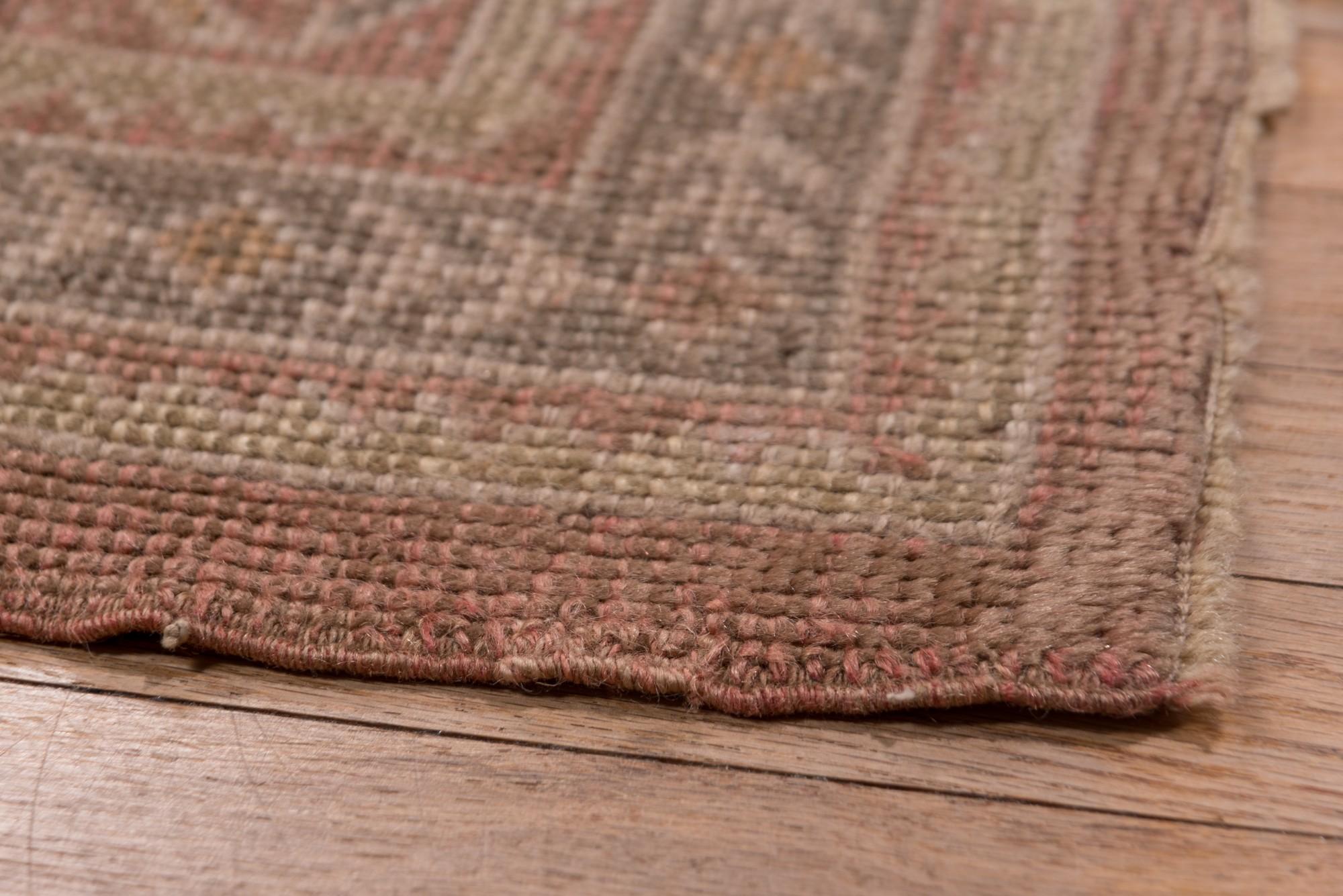 Antiker quadratischer Oushak-Teppich, rosa Feld im Angebot 1