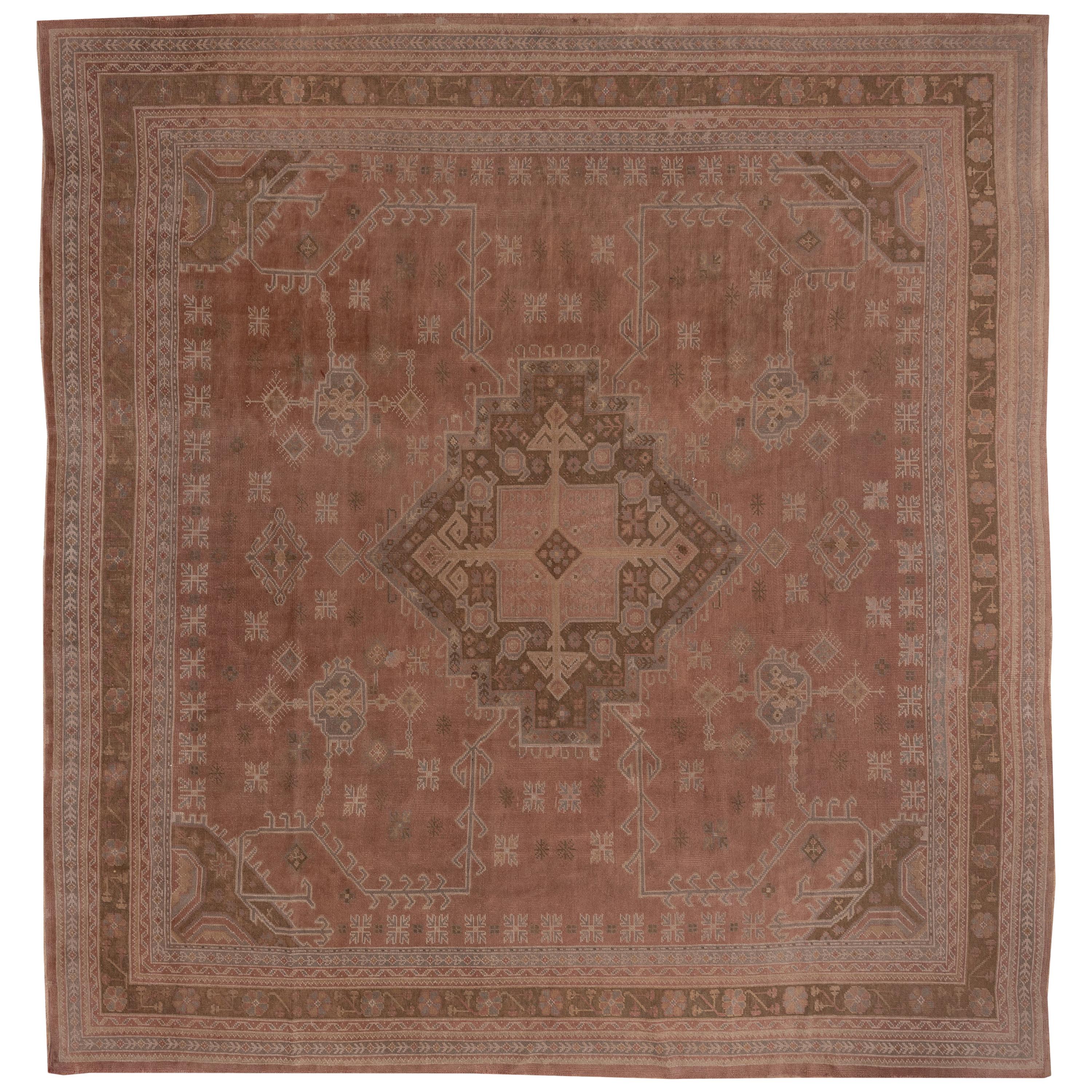 Antiker quadratischer Oushak-Teppich, rosa Farbfeld im Angebot