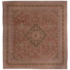 Antiker quadratischer Oushak-Teppich, rosa Farbfeld