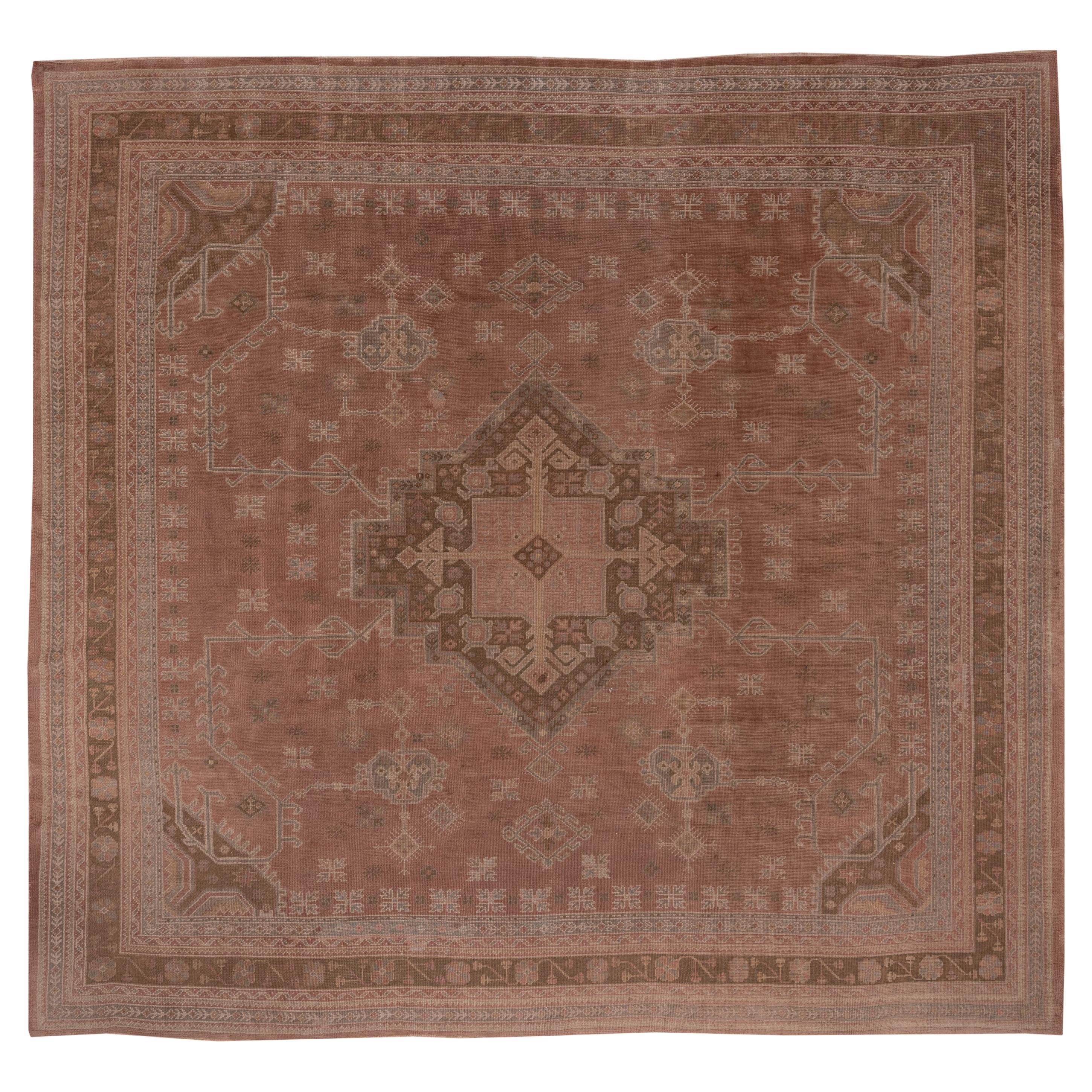 Antiker quadratischer Oushak-Teppich, rosa Feld im Angebot