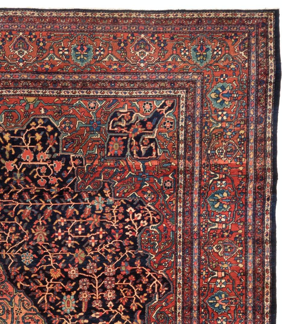 Sarouk rugs, the thickness of the luxurious pile allows Sarouk rugs to withstand the level of foot traffic that would be typical in hallways, common rooms and foyers. Antique carpets produced in Sarouk feature Classic curvilinear vinescrolls and