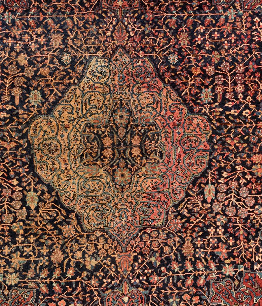 Antiker quadratischer persischer roter marineblauer Farahan Sarouk-Teppich in Raumgröße c. 1900s (Sarouk Farahan) im Angebot