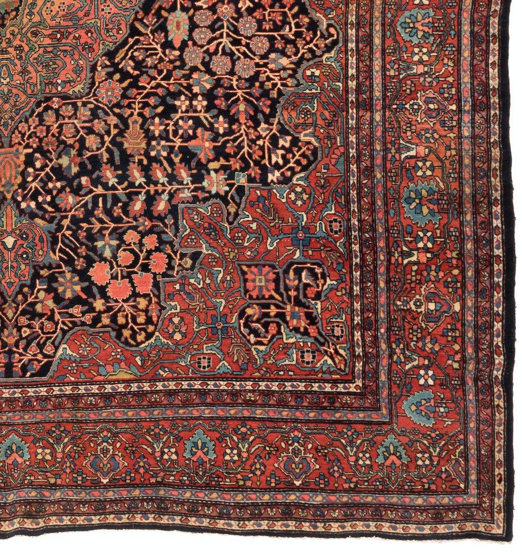 Antiker quadratischer persischer roter marineblauer Farahan Sarouk-Teppich in Raumgröße c. 1900s (Persisch) im Angebot