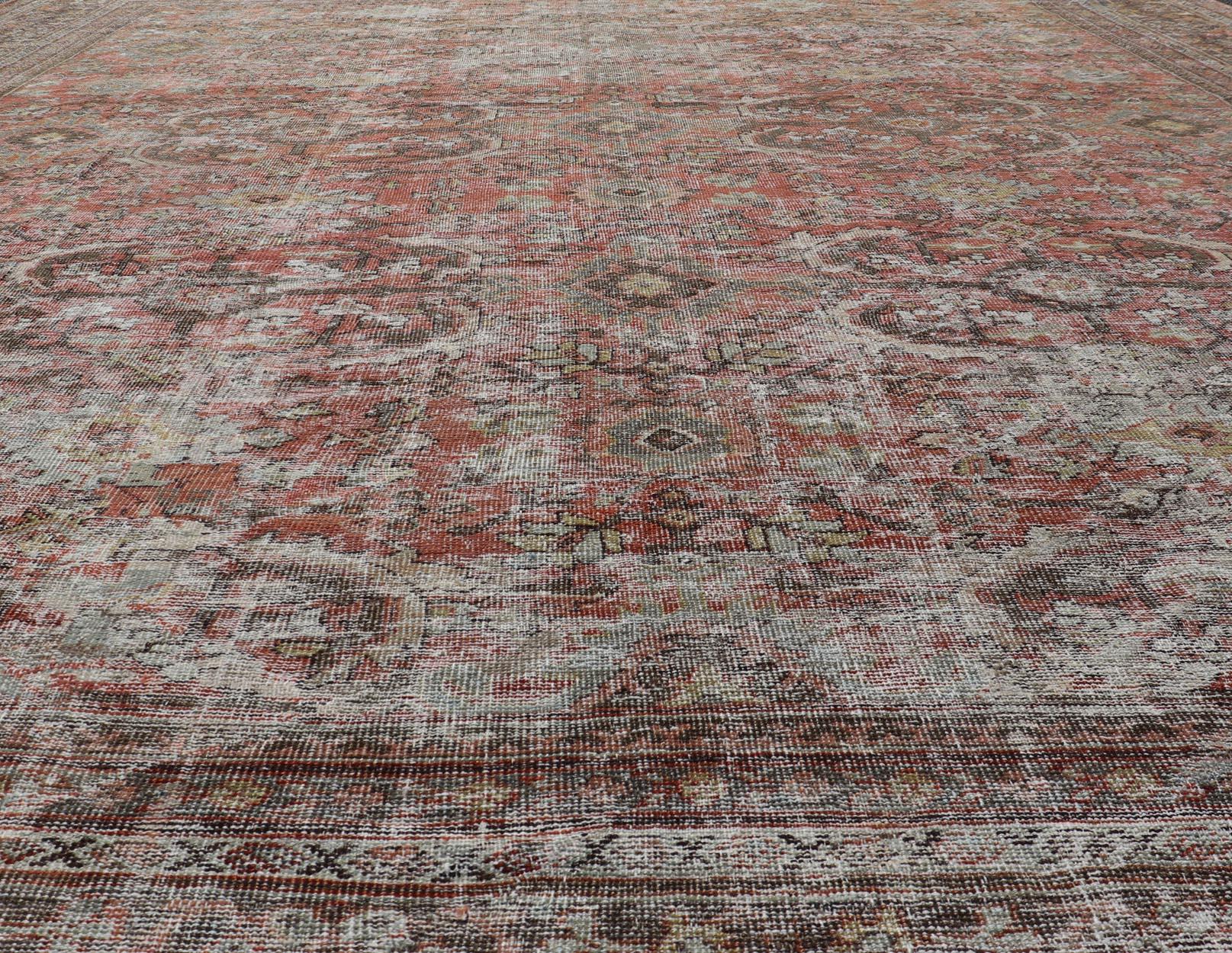 Antico tappeto quadrato persiano colorato Sultanabad Rugs con disegno floreale all over. Keivan Woven Arts; tappeto KB-SN-WL-26, paese d'origine/tipo: Iran / Sultanabad, circa 1920.
Misure: 11'0 x 12'6 
Questo antico e colorato tappeto persiano
