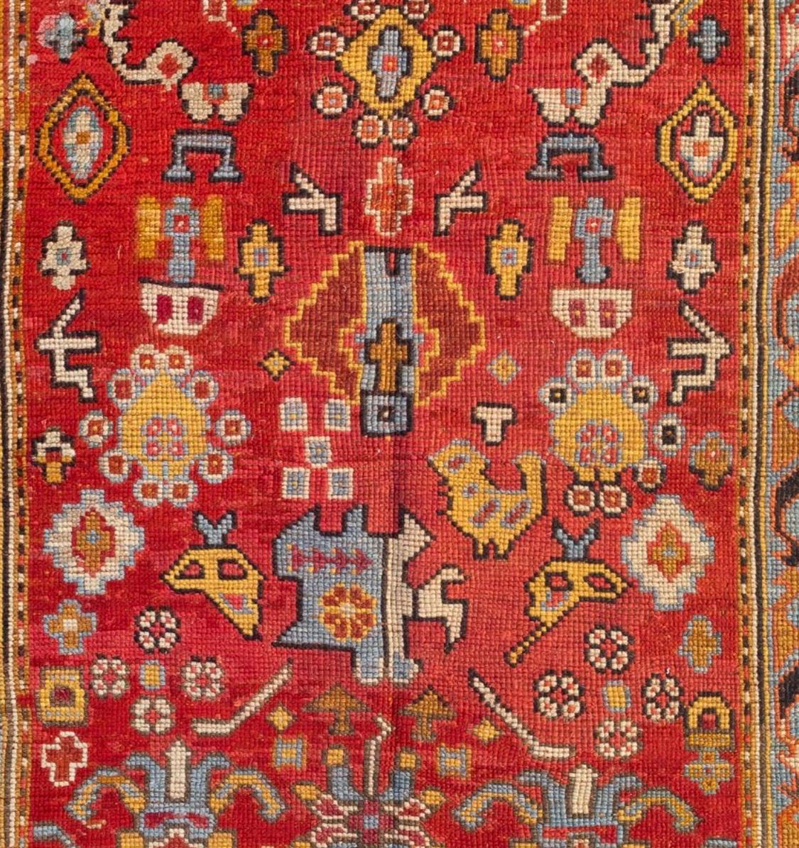 Unverfälschter und fein gewebter handgeknüpfter antiker quadratischer rot-goldener hellblauer türkischer Oushak-Teppich, um 1880-1900. Es misst 4 x 4,4 Fuß.
   