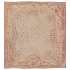 Tapis Aubusson français de taille carrée antique. Taille : 20 pieds x 20 pieds 8 pouces