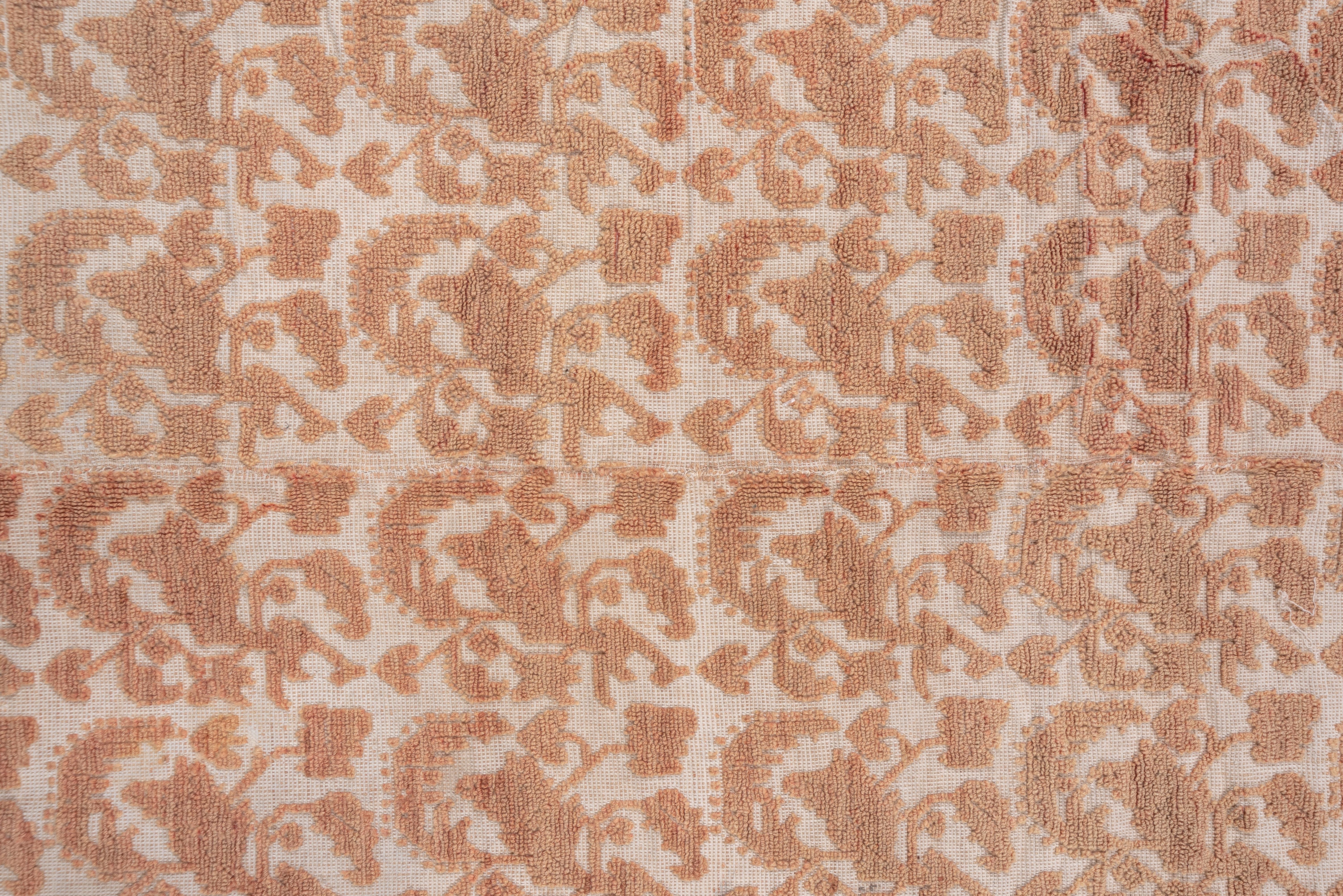 Antiker quadratischer spanischer Teppich, helle Palette, All-Over-Fuß, hoher, niedriger Flor (Handgeknüpft) im Angebot