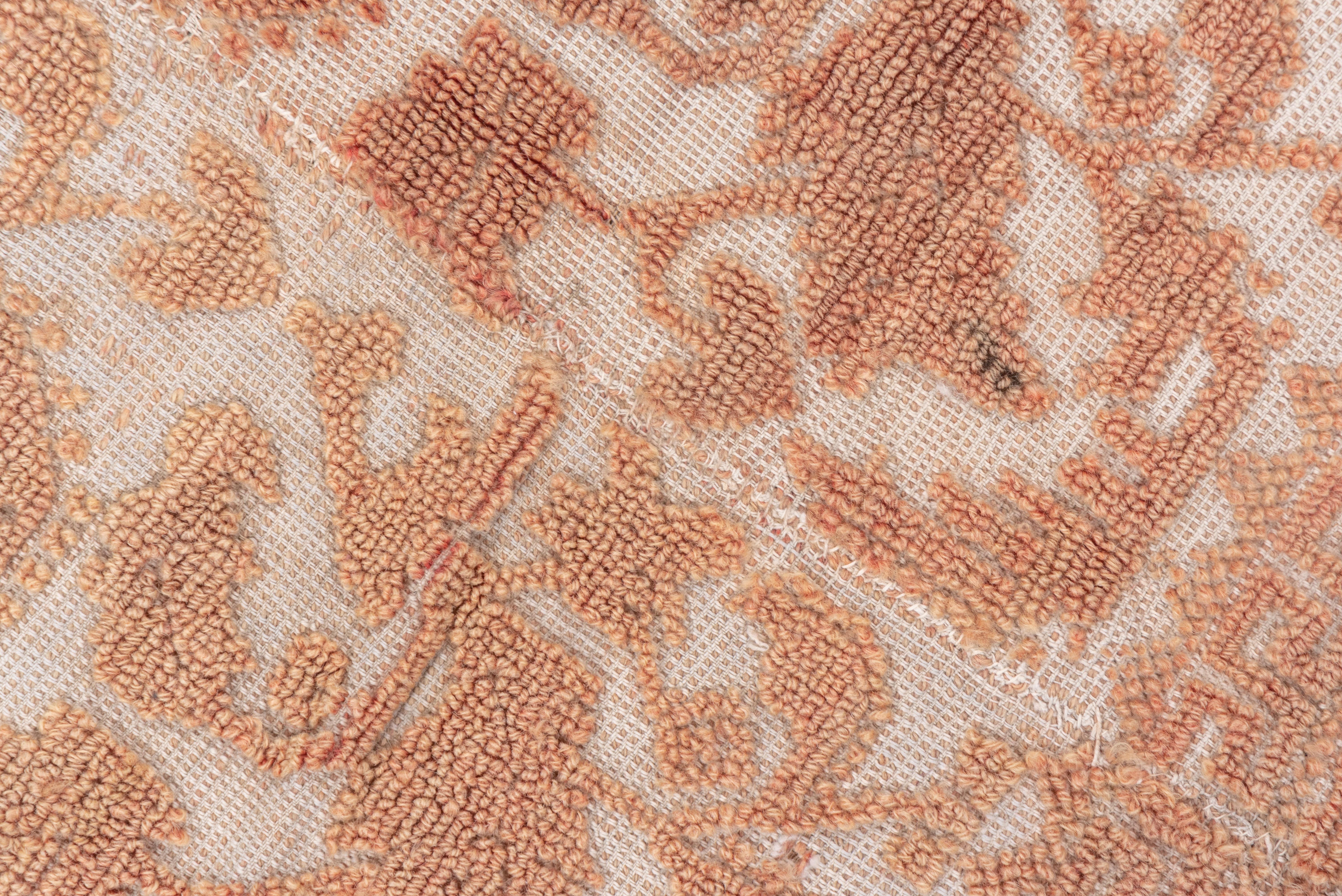 Antiker quadratischer spanischer Teppich, helle Palette, All-Over-Fuß, hoher, niedriger Flor im Zustand „Gut“ im Angebot in New York, NY
