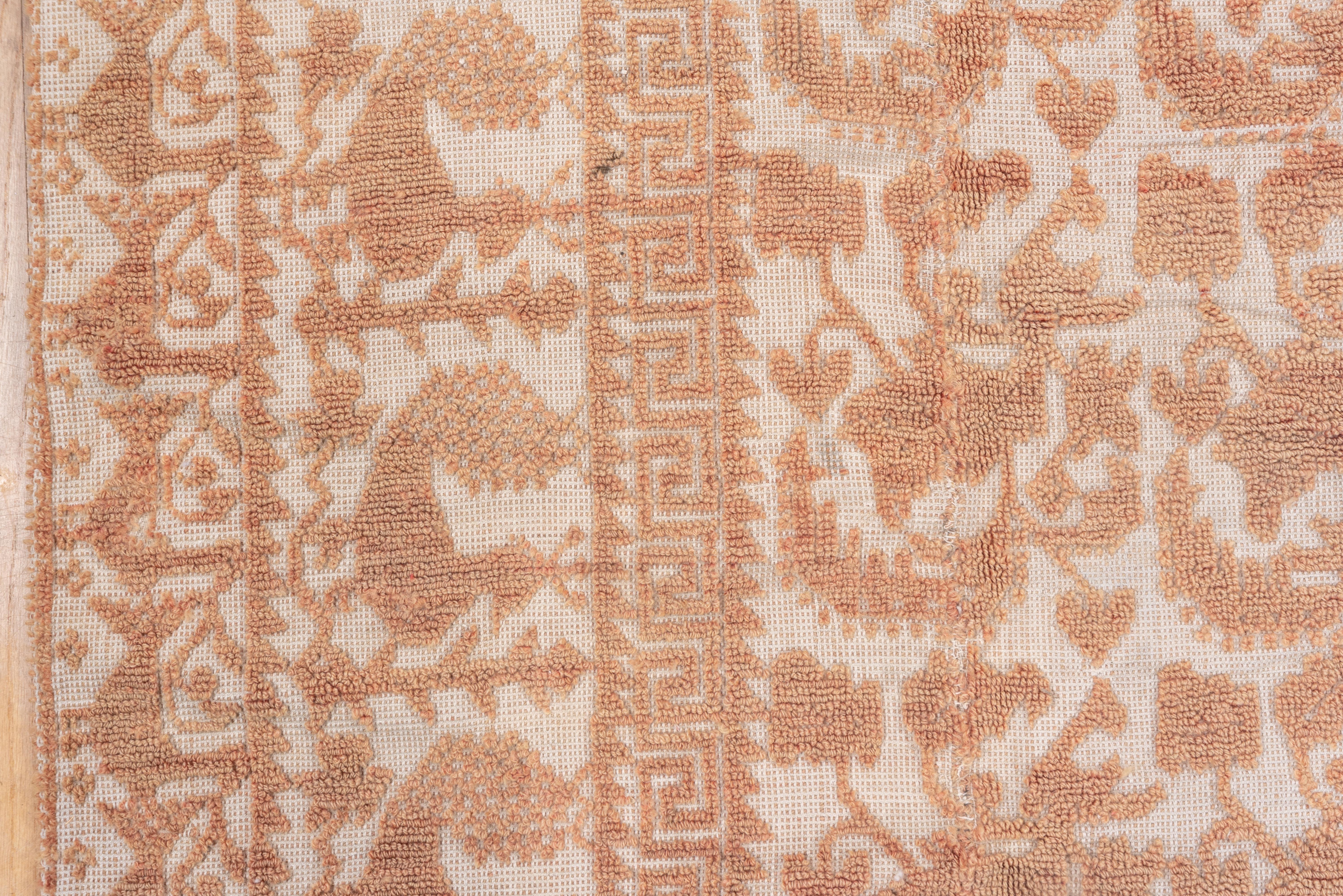 Antiker quadratischer spanischer Teppich, helle Palette, All-Over-Fuß, hoher, niedriger Flor (Frühes 20. Jahrhundert) im Angebot