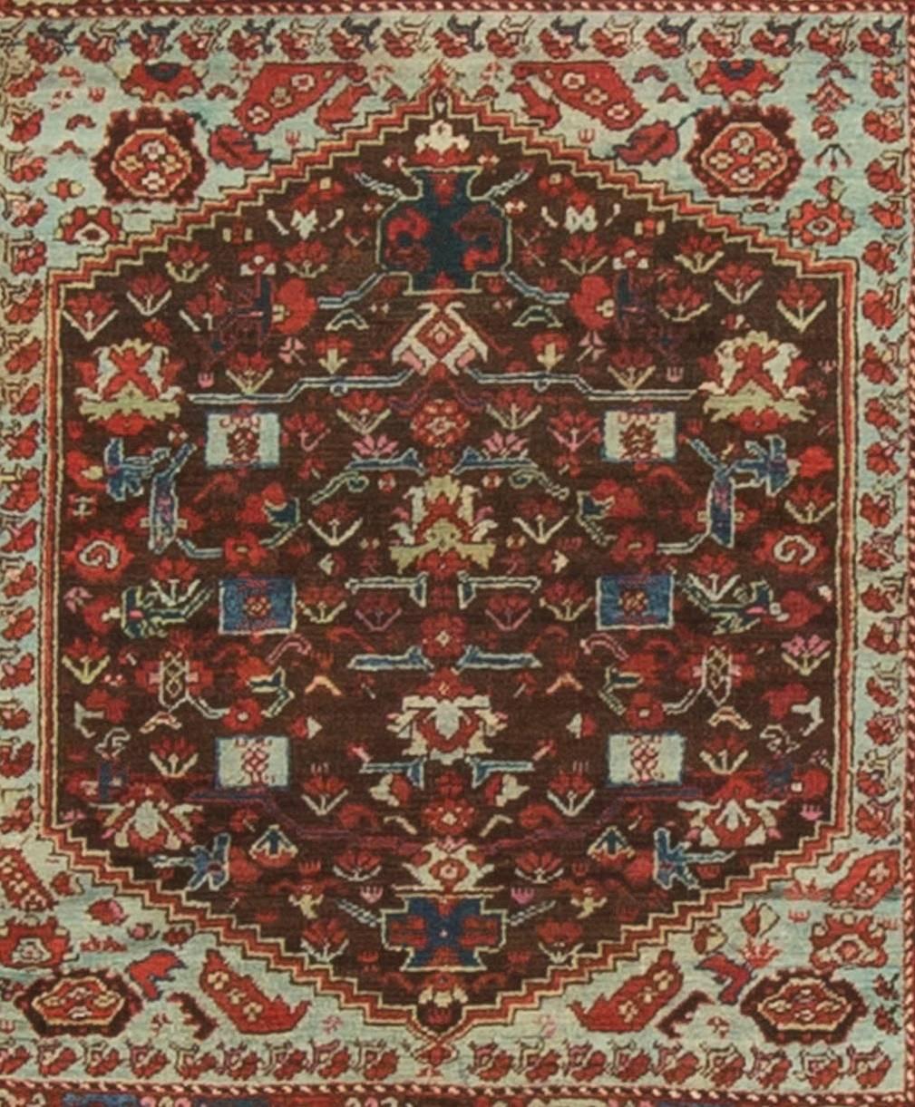 Tejida a mano en Turquía hace más de 100 años, esta maravillosa alfombra antigua de Kula tiene un magnífico diseño floral central rodeado de un azul pastel claro, todo ello encerrado en un borde principal azul más intenso. Los elaborados diseños