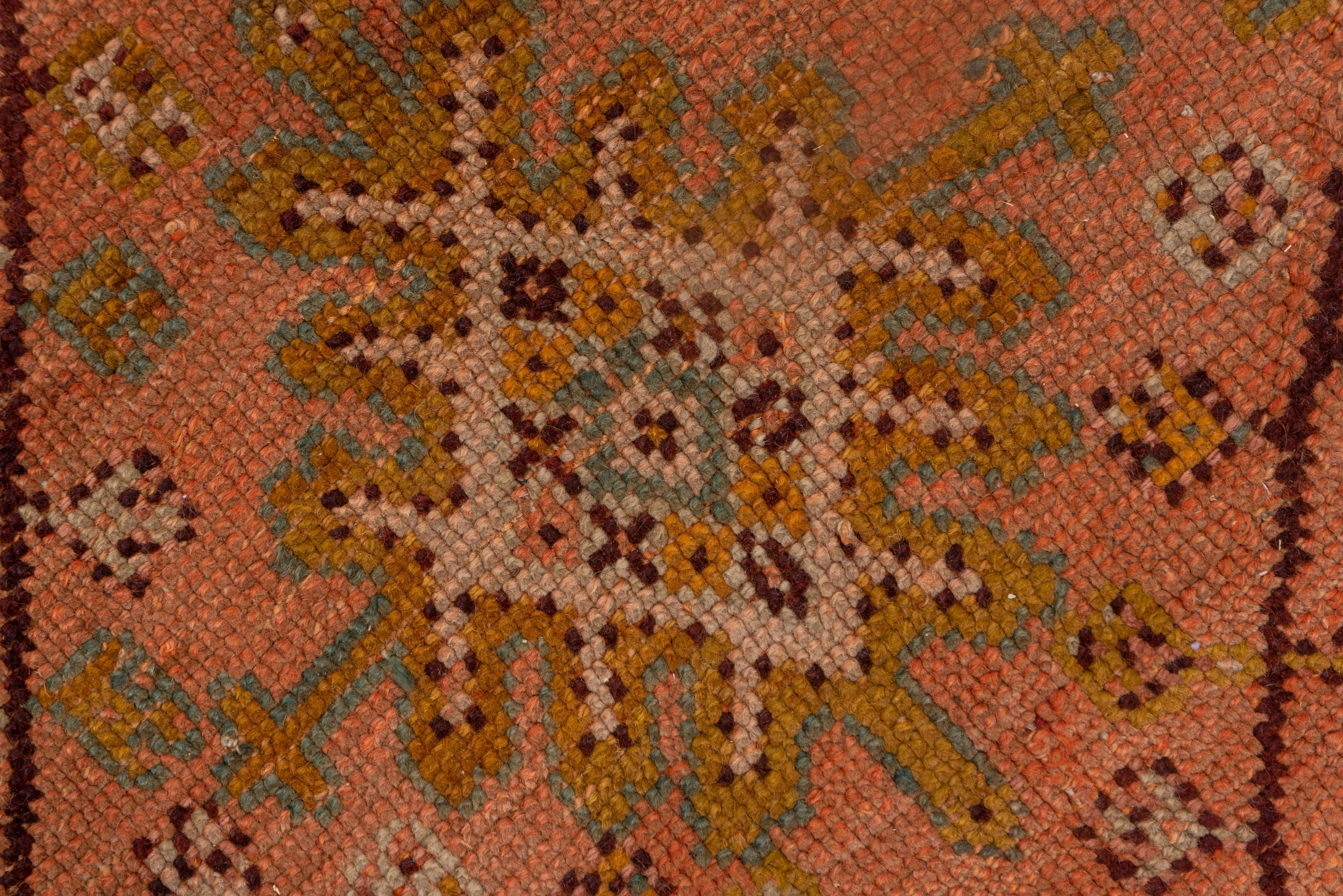 Das Feld mit den gekochten Garnelen zeigt eine variable Anordnung dunkelbrauner offener Rauten und Rauten und V-Formen mit einer zentralen gezackten Palmette und weiteren zackigen Rauten sowie eine Streufüllung aus angehängten und freien Rosetten.