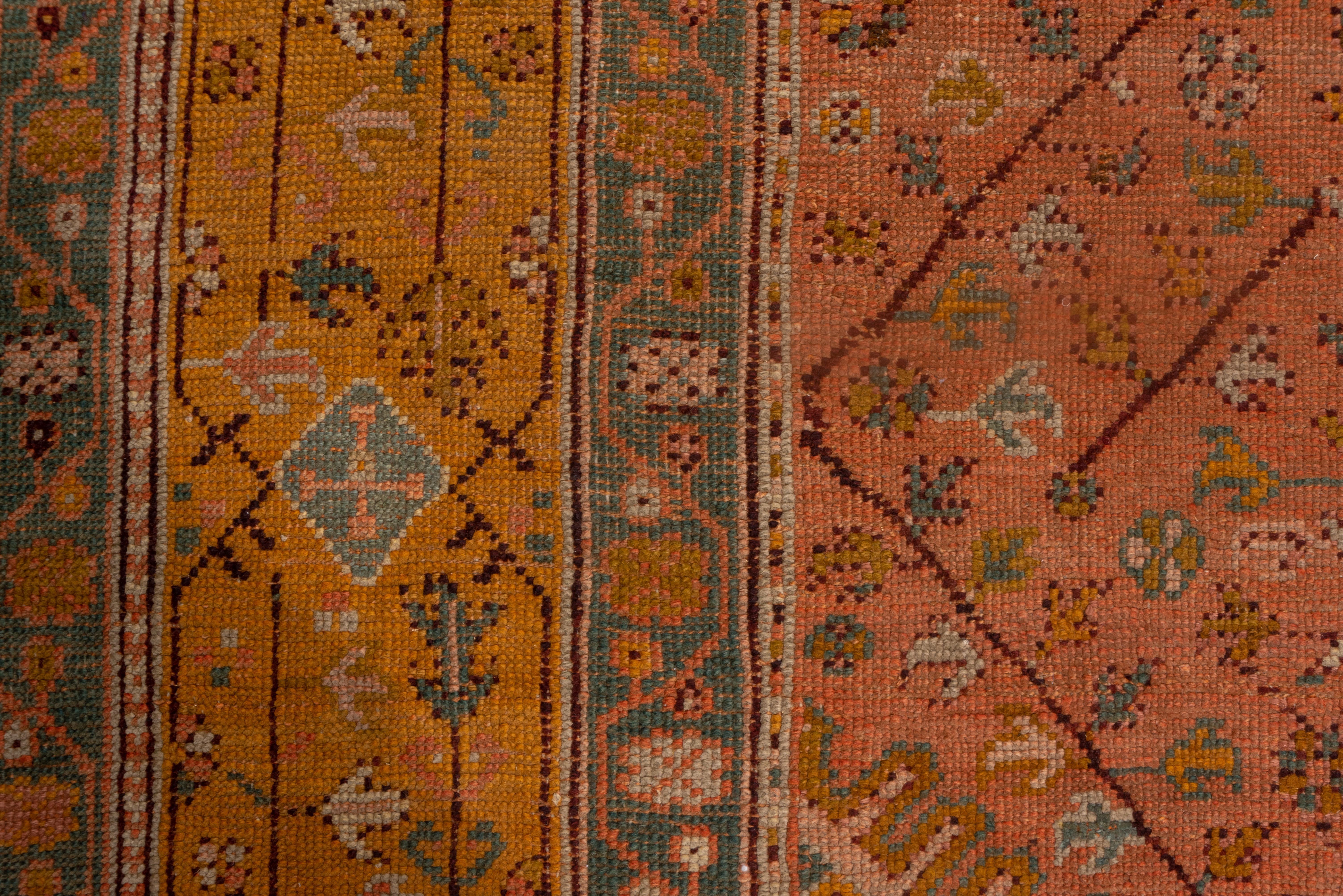 Antiker quadratischer türkischer Oushak-Teppich, rosa Allover-Fuß, senffarbener und grüner Rand (Türkisch) im Angebot