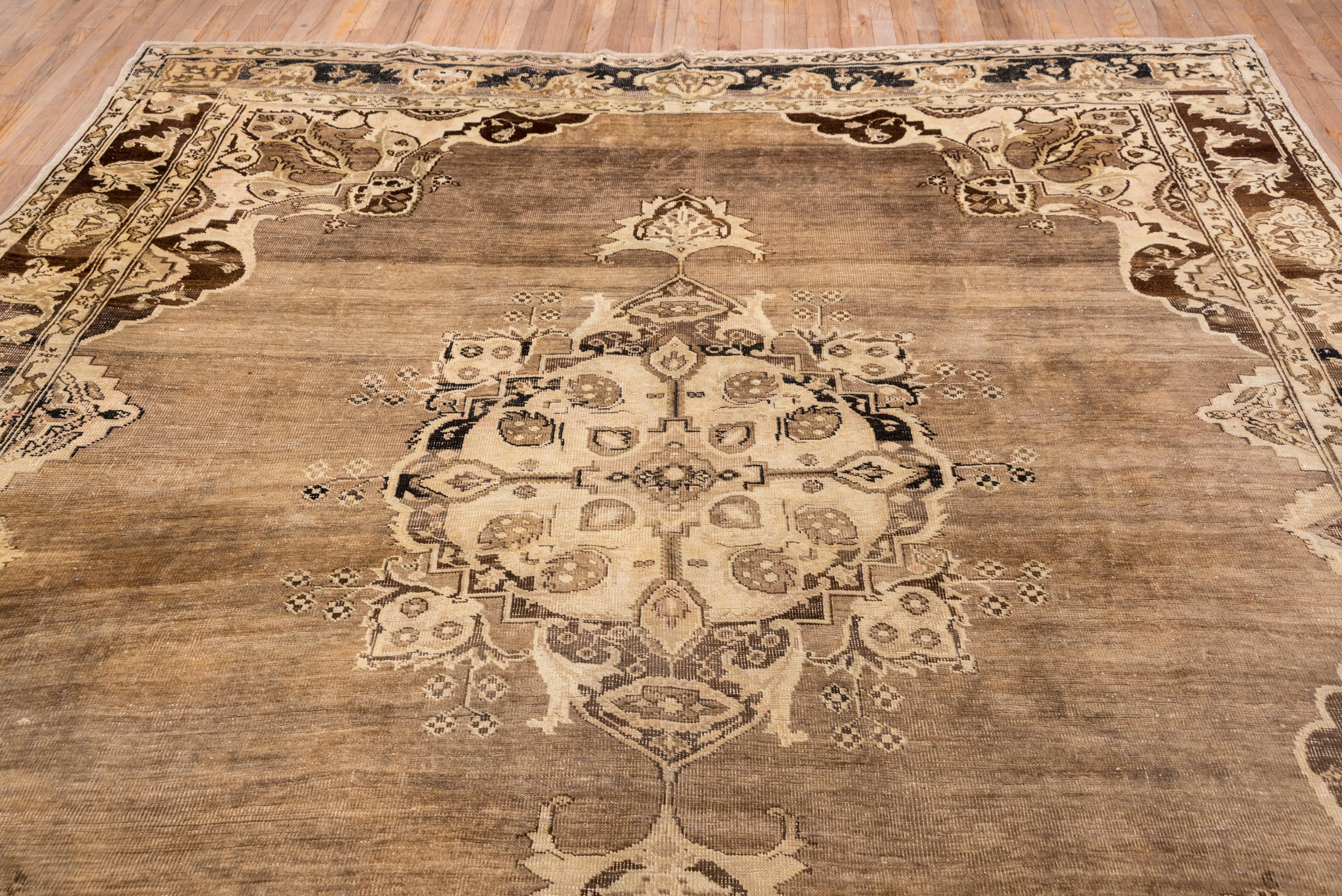 Antiker quadratischer türkischer Oushak-Teppich, braunes Feld, Medaillon in der Mitte (Handgeknüpft)