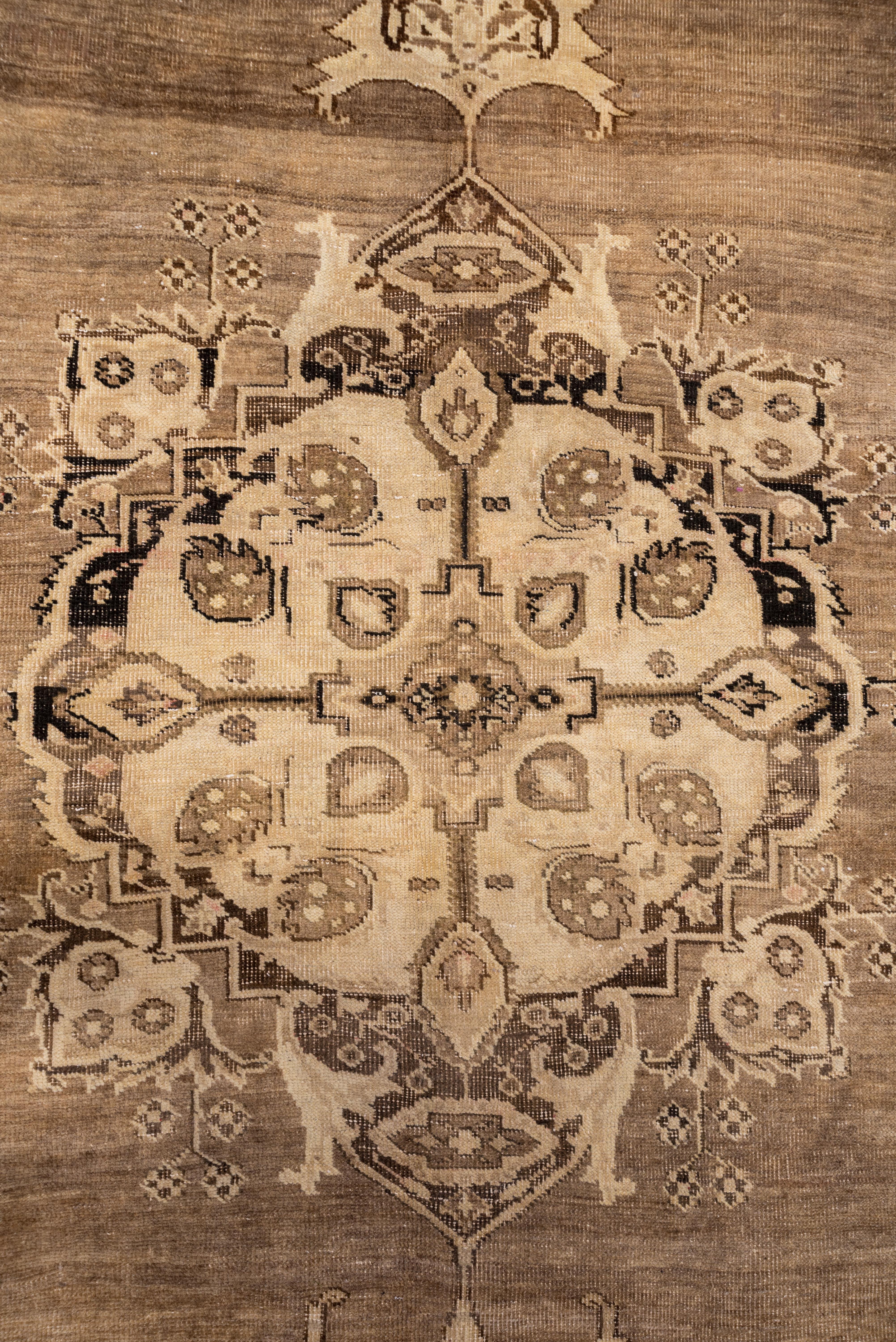 Antiker quadratischer türkischer Oushak-Teppich, braunes Feld, Medaillon in der Mitte (Mitte des 20. Jahrhunderts)