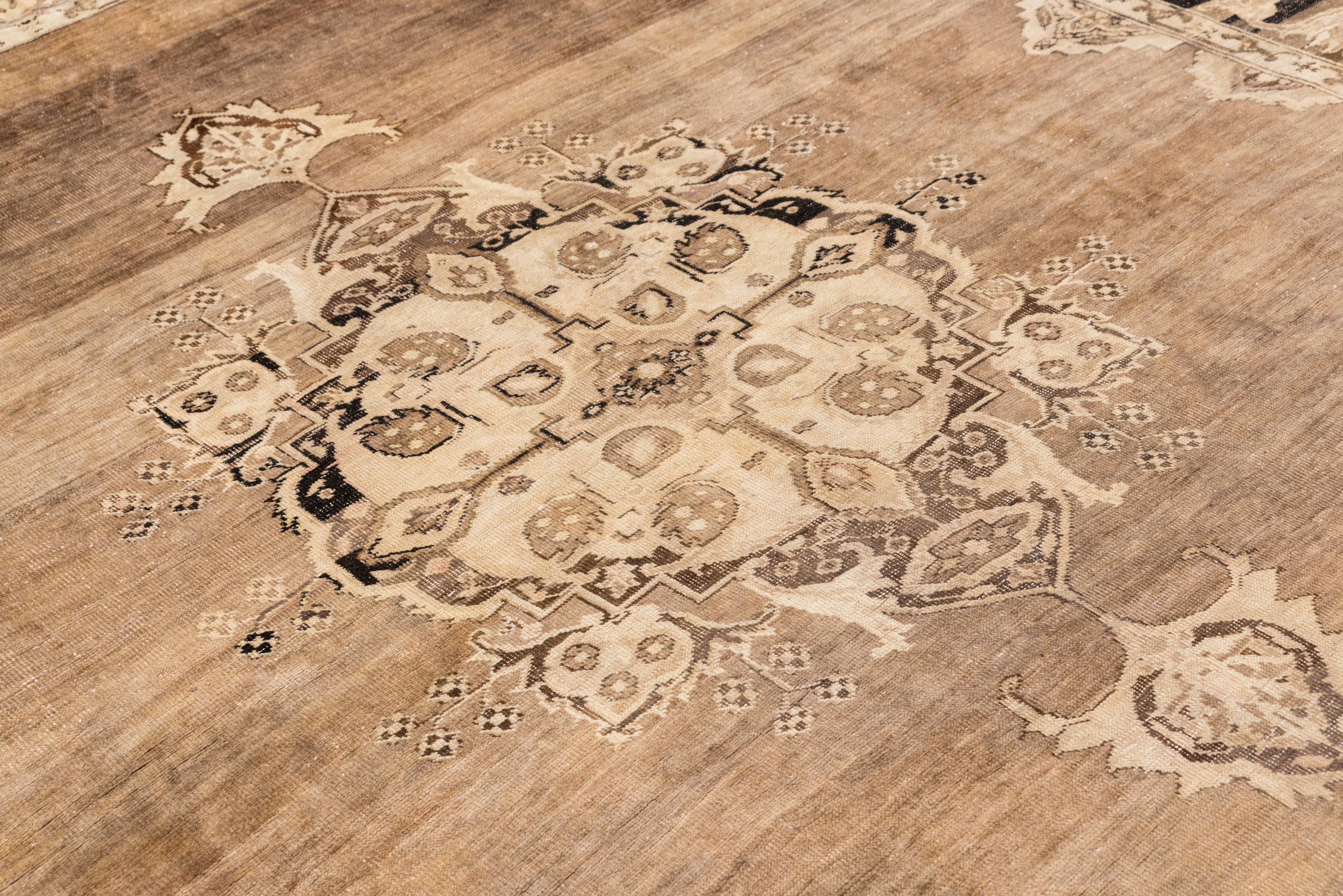 Antiker quadratischer türkischer Oushak-Teppich, braunes Feld, Medaillon in der Mitte 1