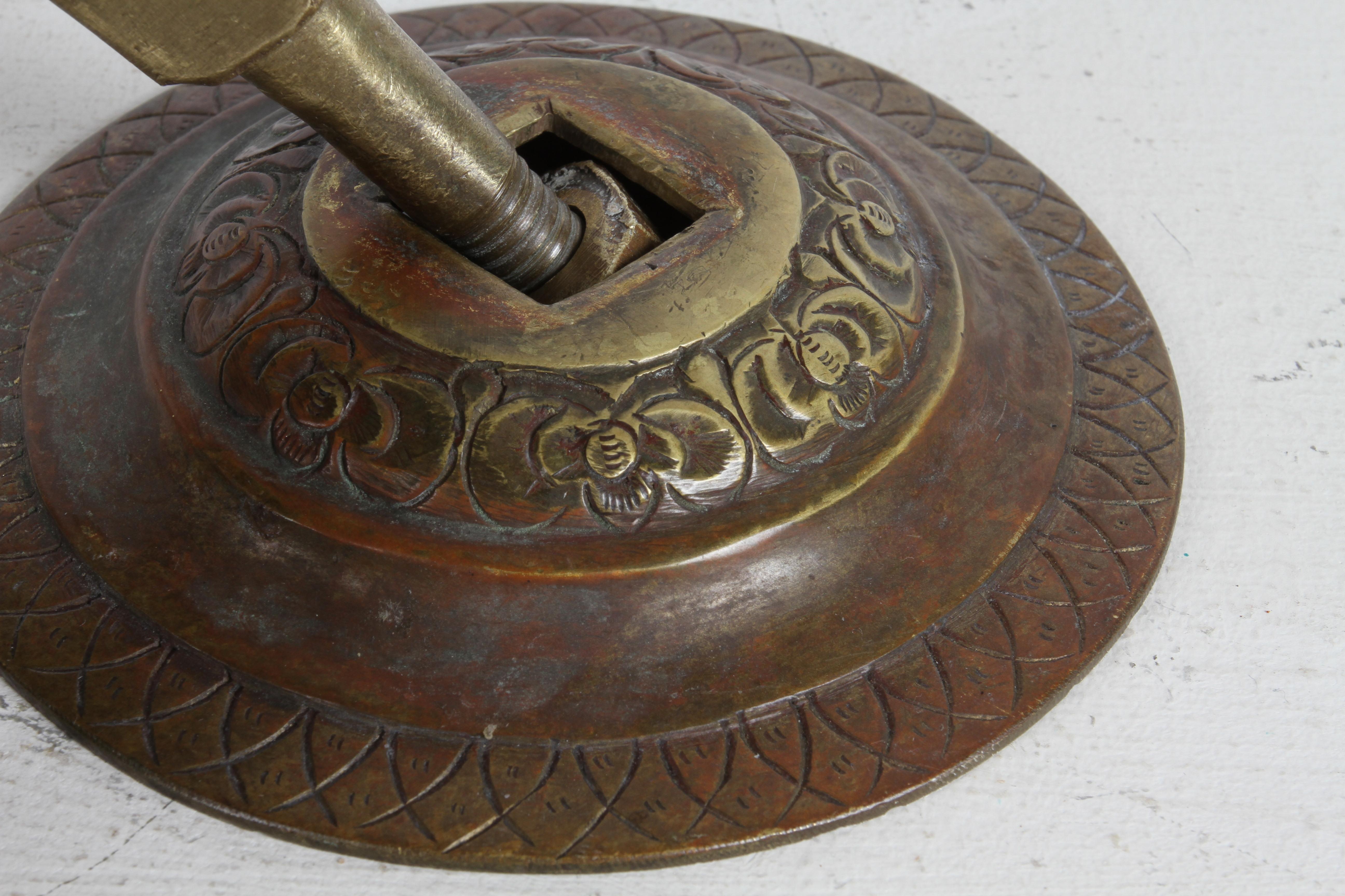 Antico bussante per porta in bronzo del tempio buddista dello Sri Lanka - motivo del pesce delfino in vendita 7