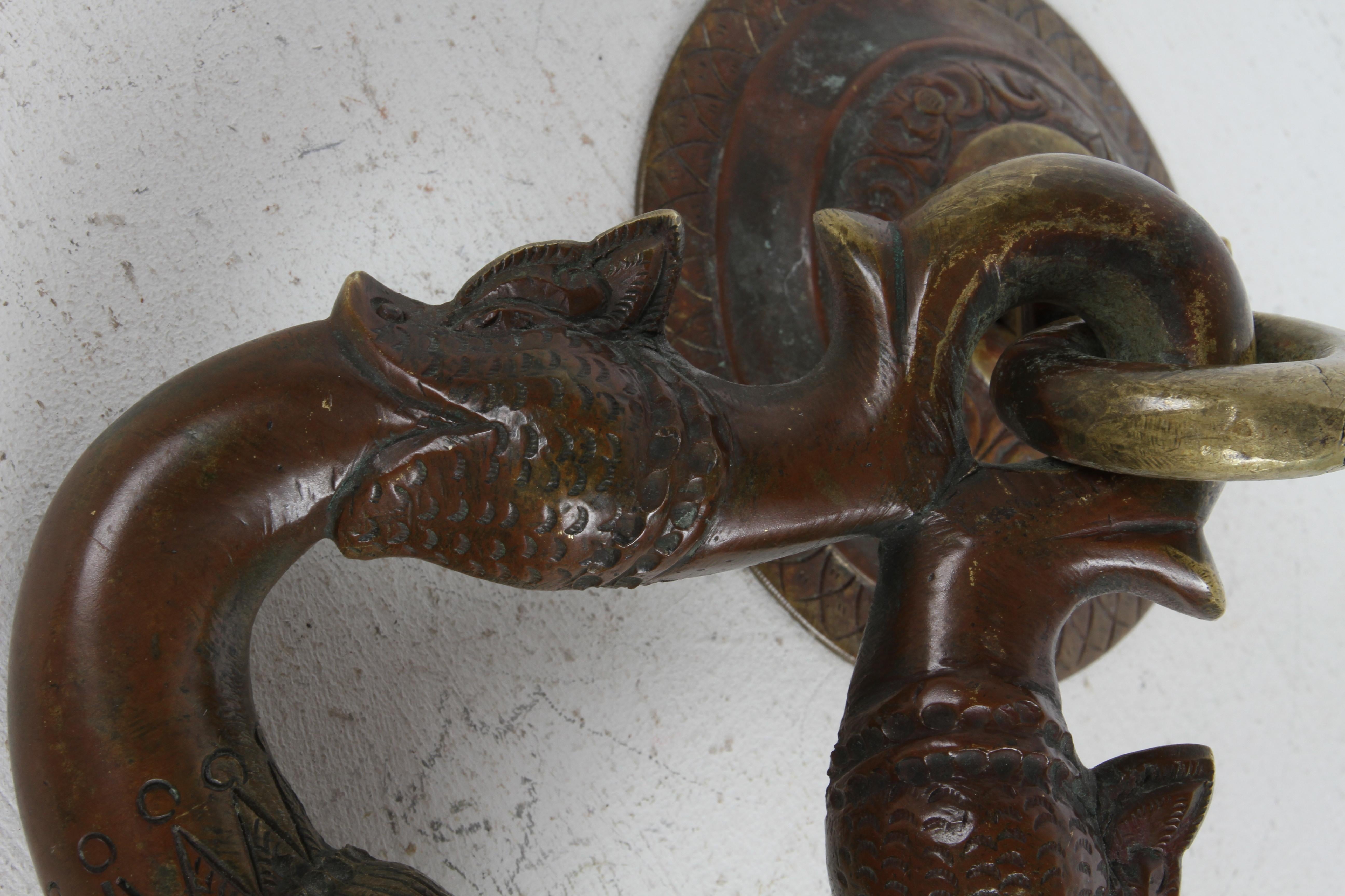 Antico bussante per porta in bronzo del tempio buddista dello Sri Lanka - motivo del pesce delfino in vendita 8