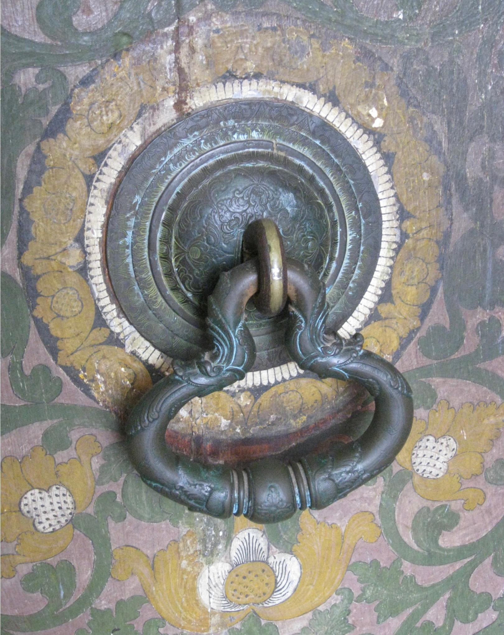 Grande battente in bronzo antico del tempio buddista dello Sri Lanka con motivo di pesce delfino e piastra posteriore incisa. Esempio mostrato sulla porta di un vecchio tempio o di un monastero. 

Proveniente dalla proprietà di Joan Conway Crancer,
