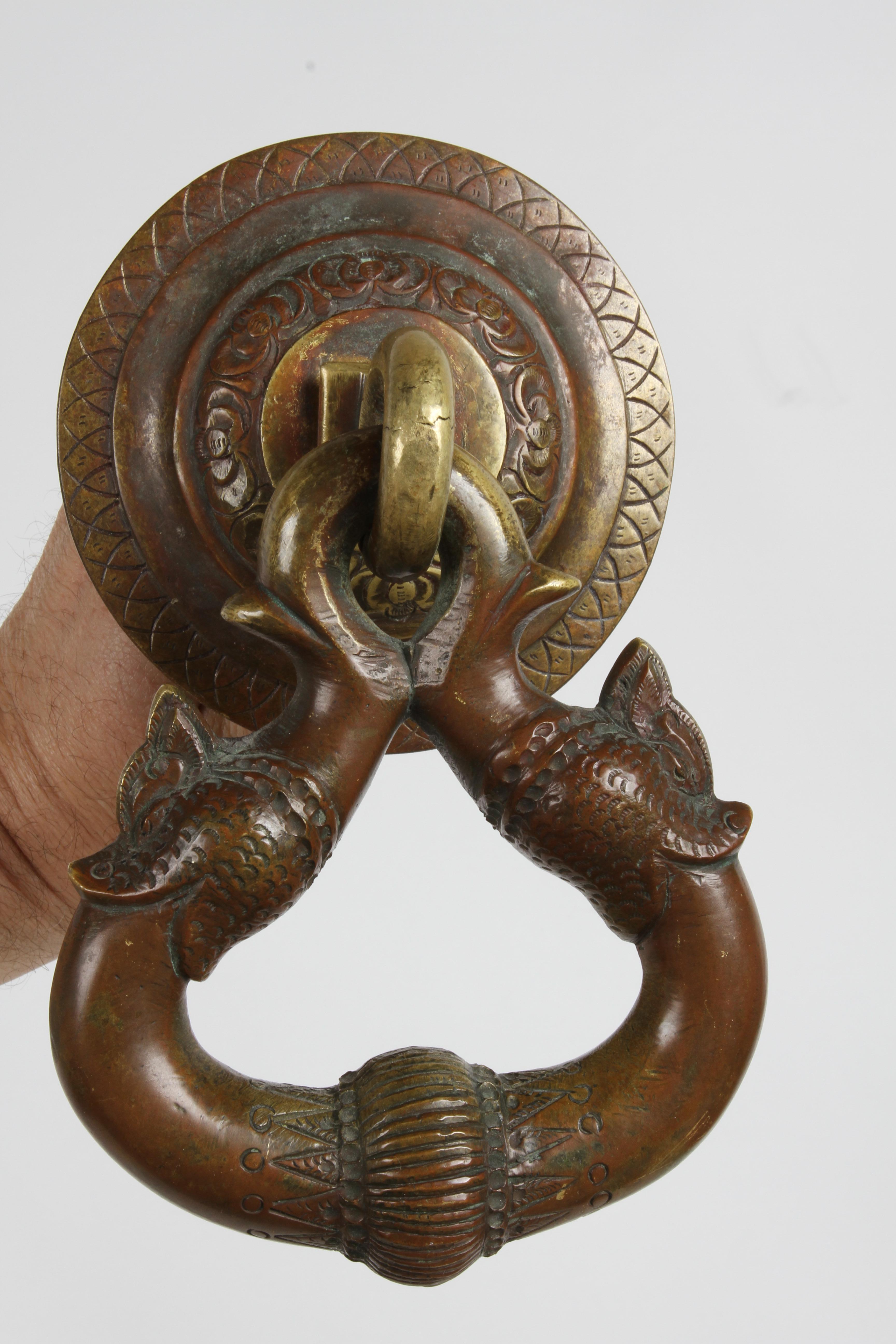 Anglo Raj Antico bussante per porta in bronzo del tempio buddista dello Sri Lanka - motivo del pesce delfino in vendita