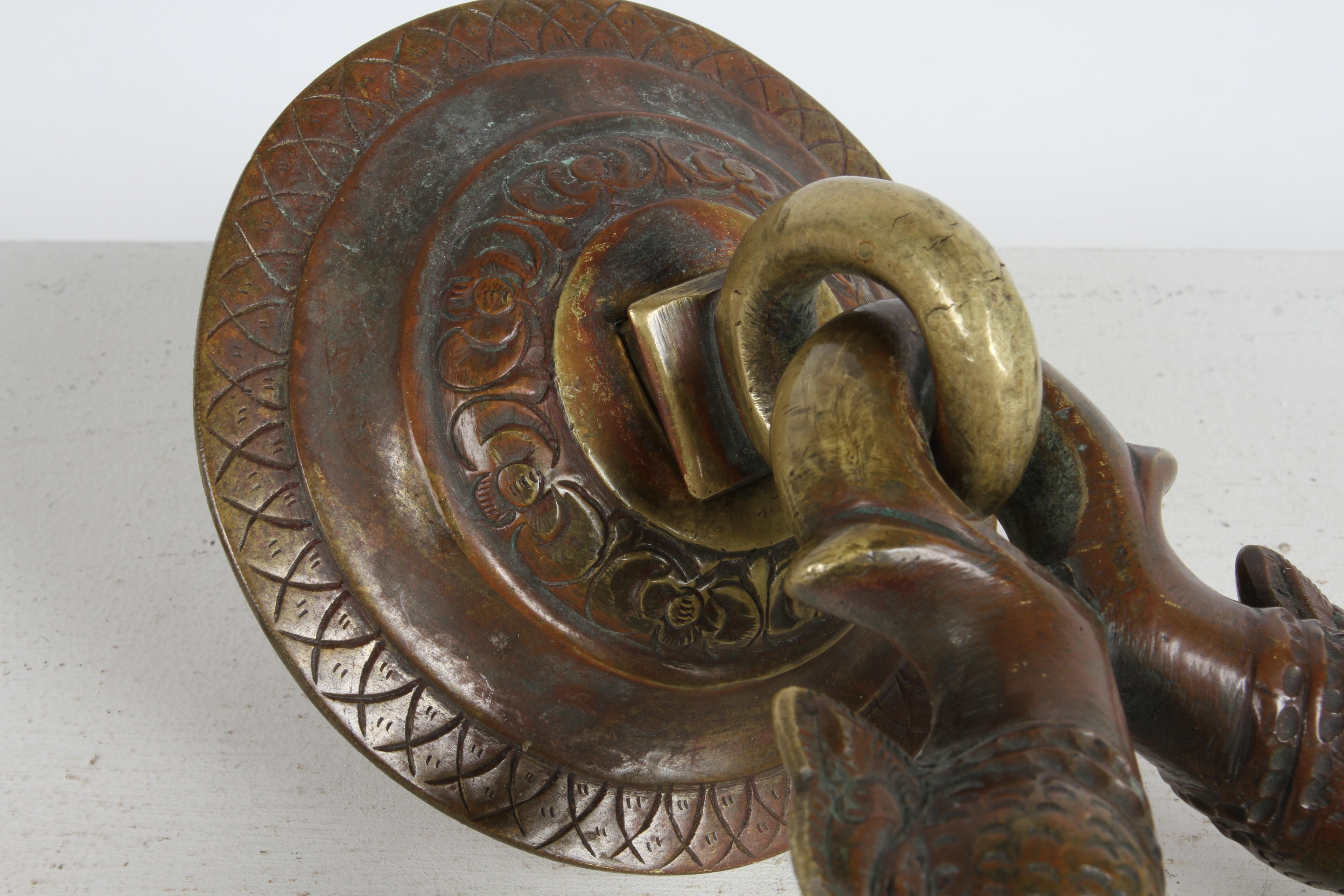 Antico bussante per porta in bronzo del tempio buddista dello Sri Lanka - motivo del pesce delfino In condizioni buone in vendita a St. Louis, MO