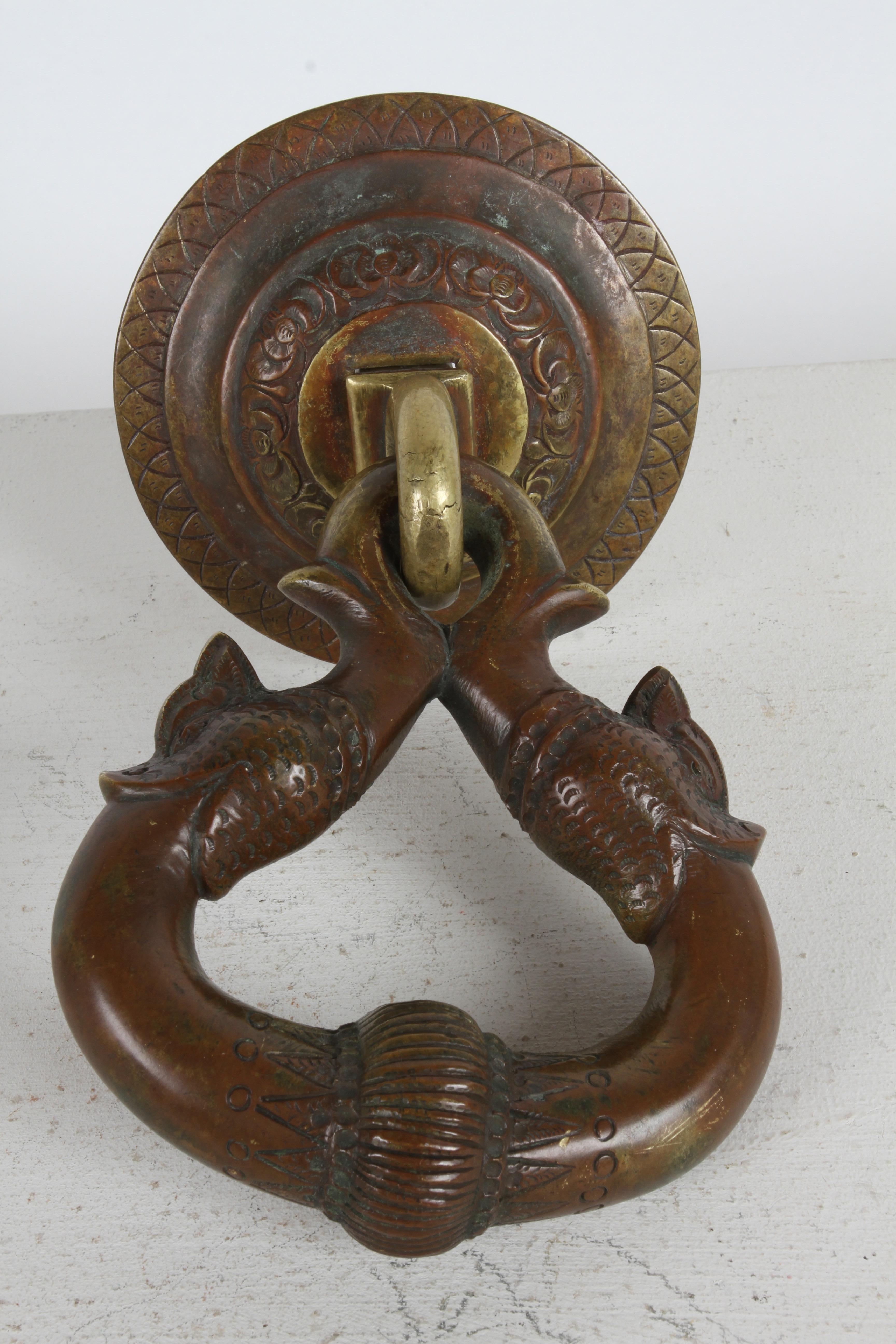 XIX secolo Antico bussante per porta in bronzo del tempio buddista dello Sri Lanka - motivo del pesce delfino in vendita