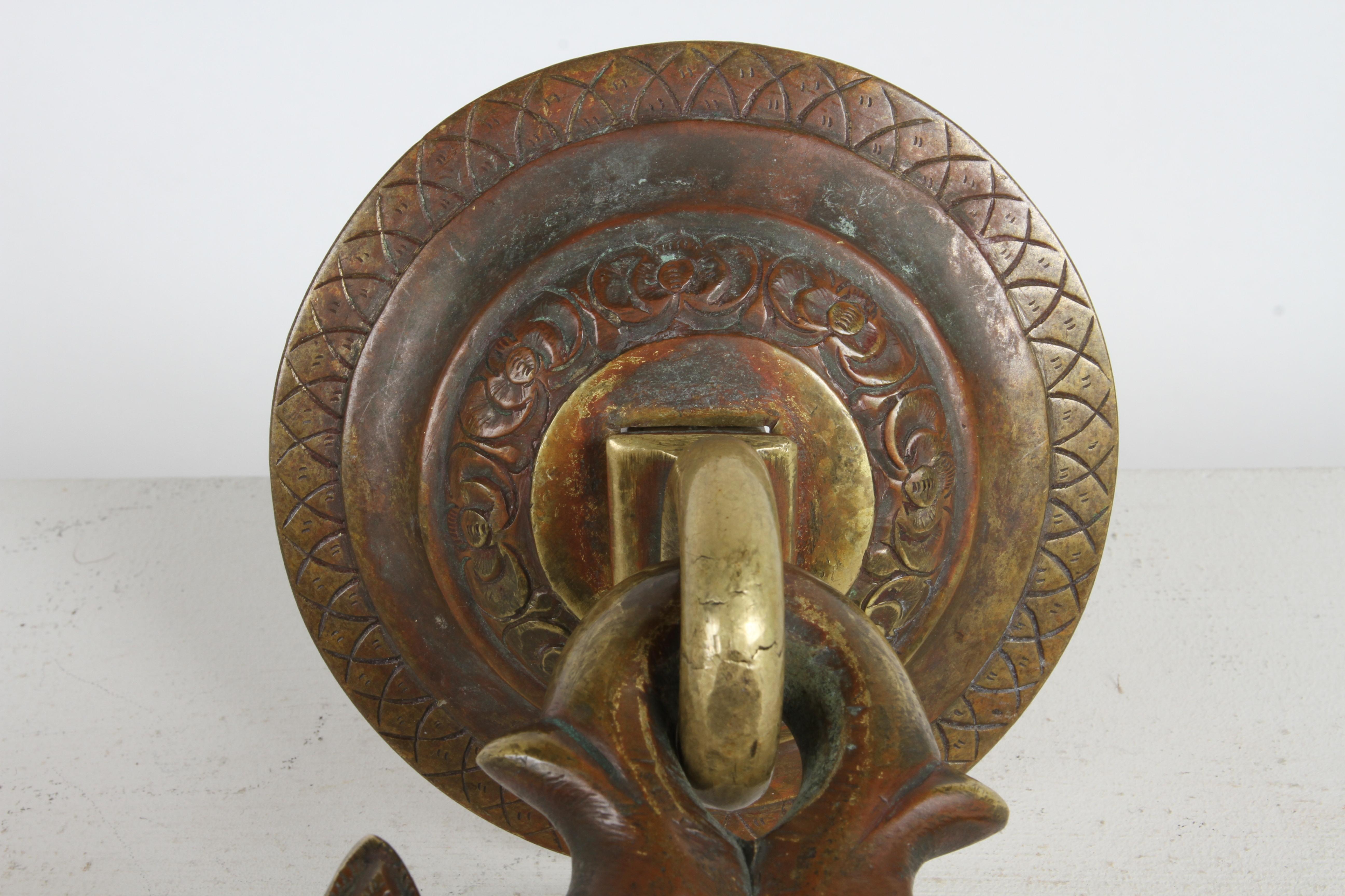 Bronzo Antico bussante per porta in bronzo del tempio buddista dello Sri Lanka - motivo del pesce delfino in vendita